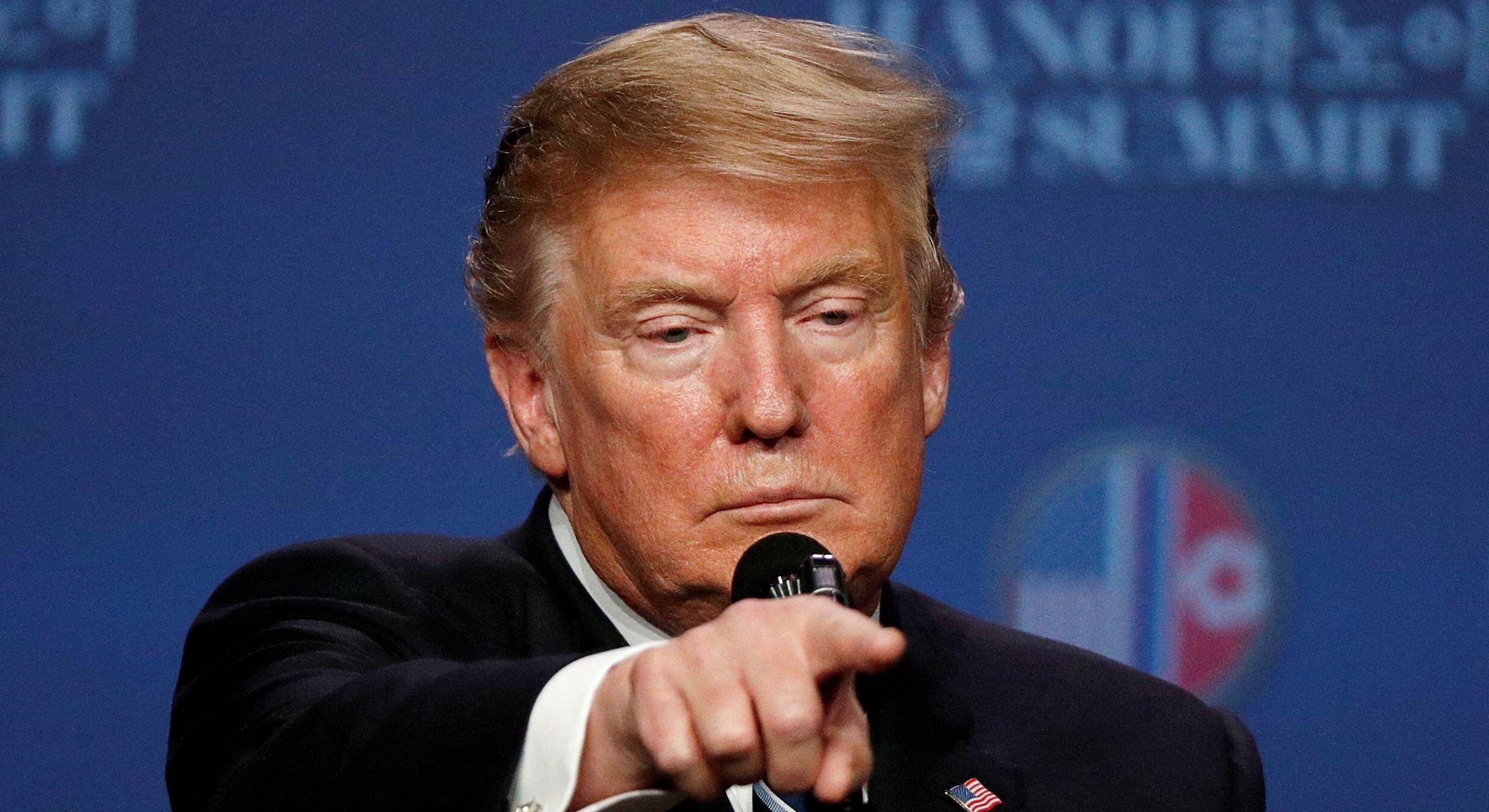 Donald Trump señala