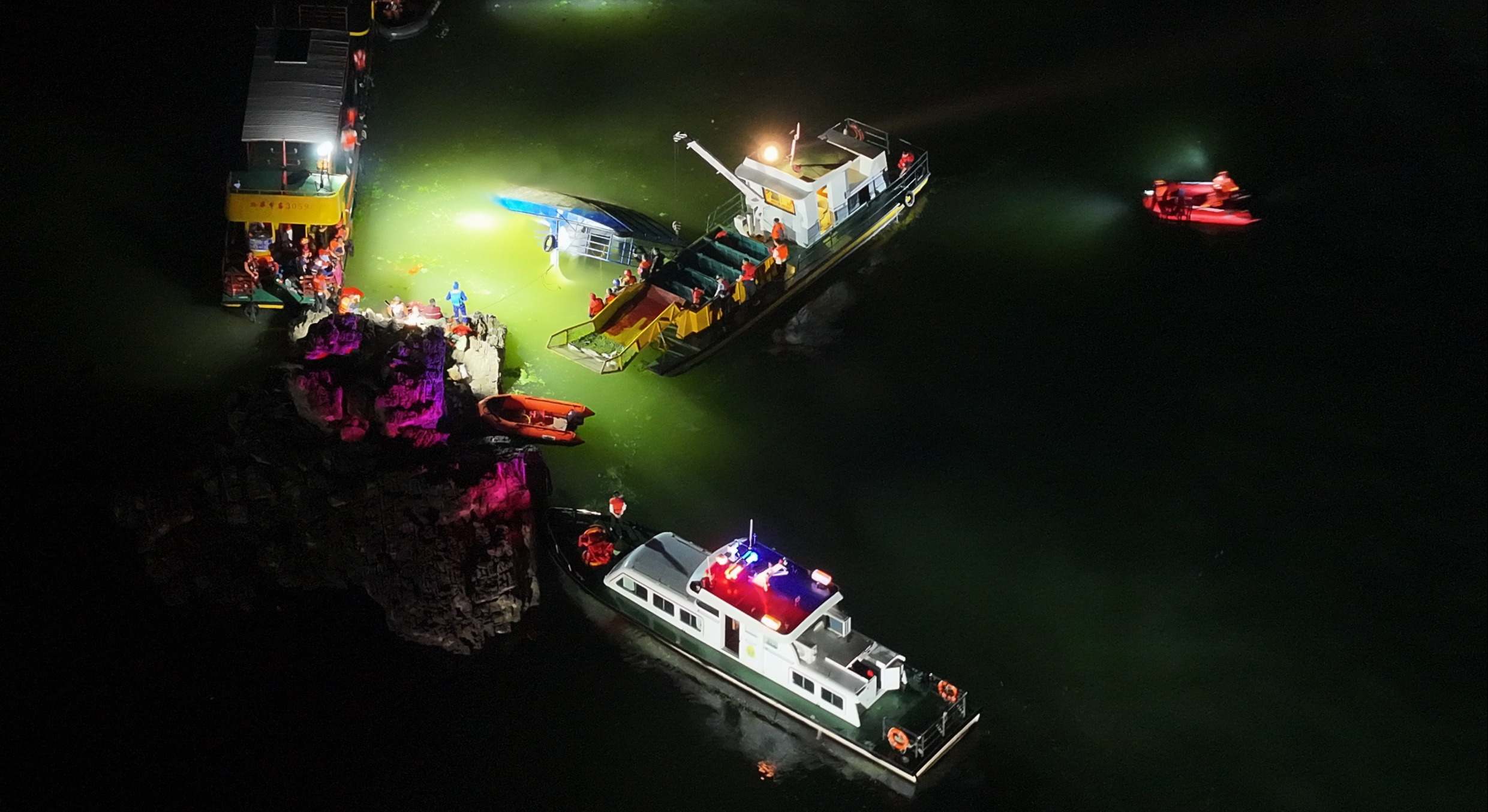 Al menos nueve muertos, un desaparecido y 70 heridos tras hundirse cuatro barcos turísticos en China.