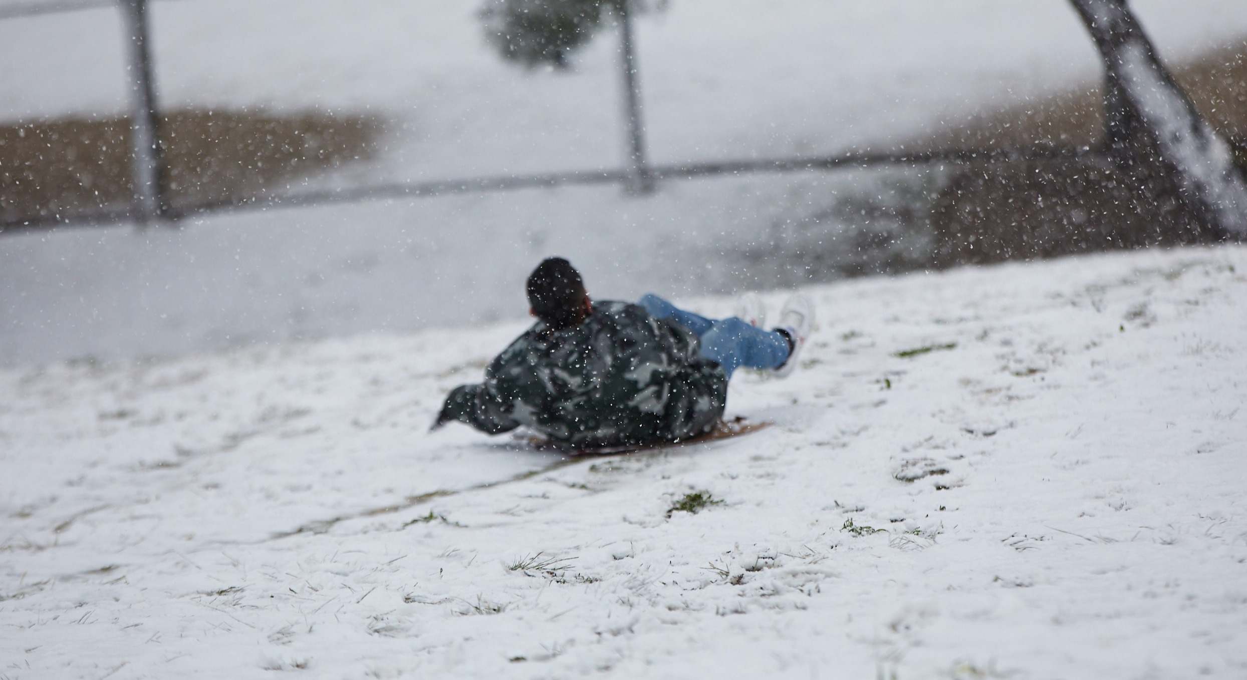 Una persona con un trineo en la nieve