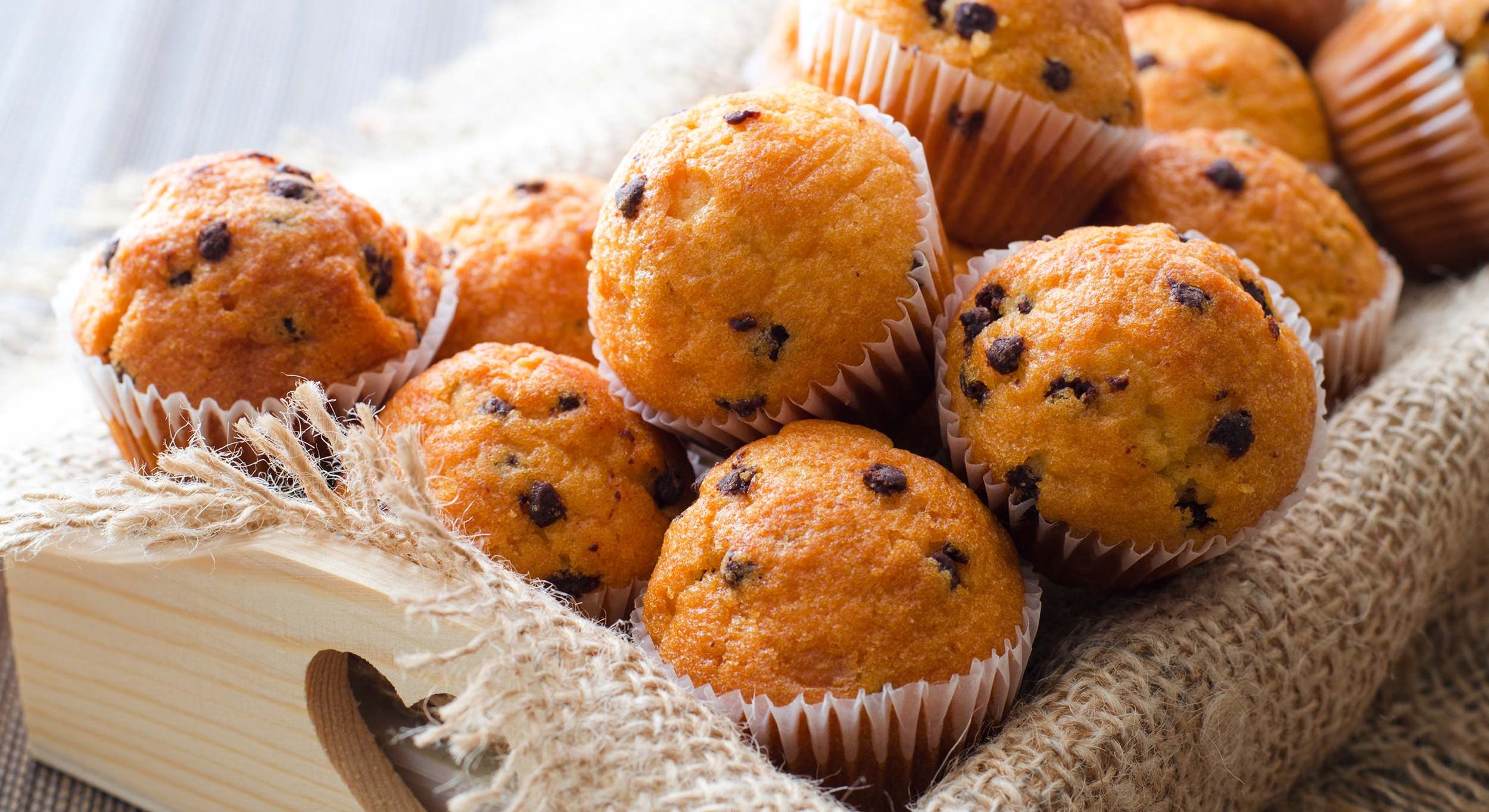 Caja con mini muffins y pepitas de chocolate. / Foto: iStock