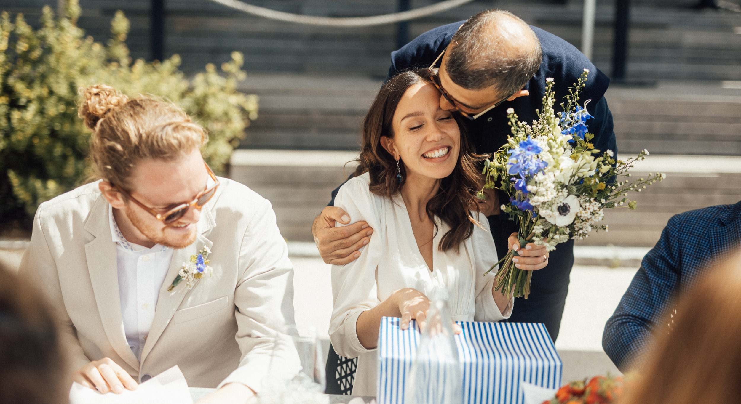 Pareja de novios recibiendo un regalo en su boda
