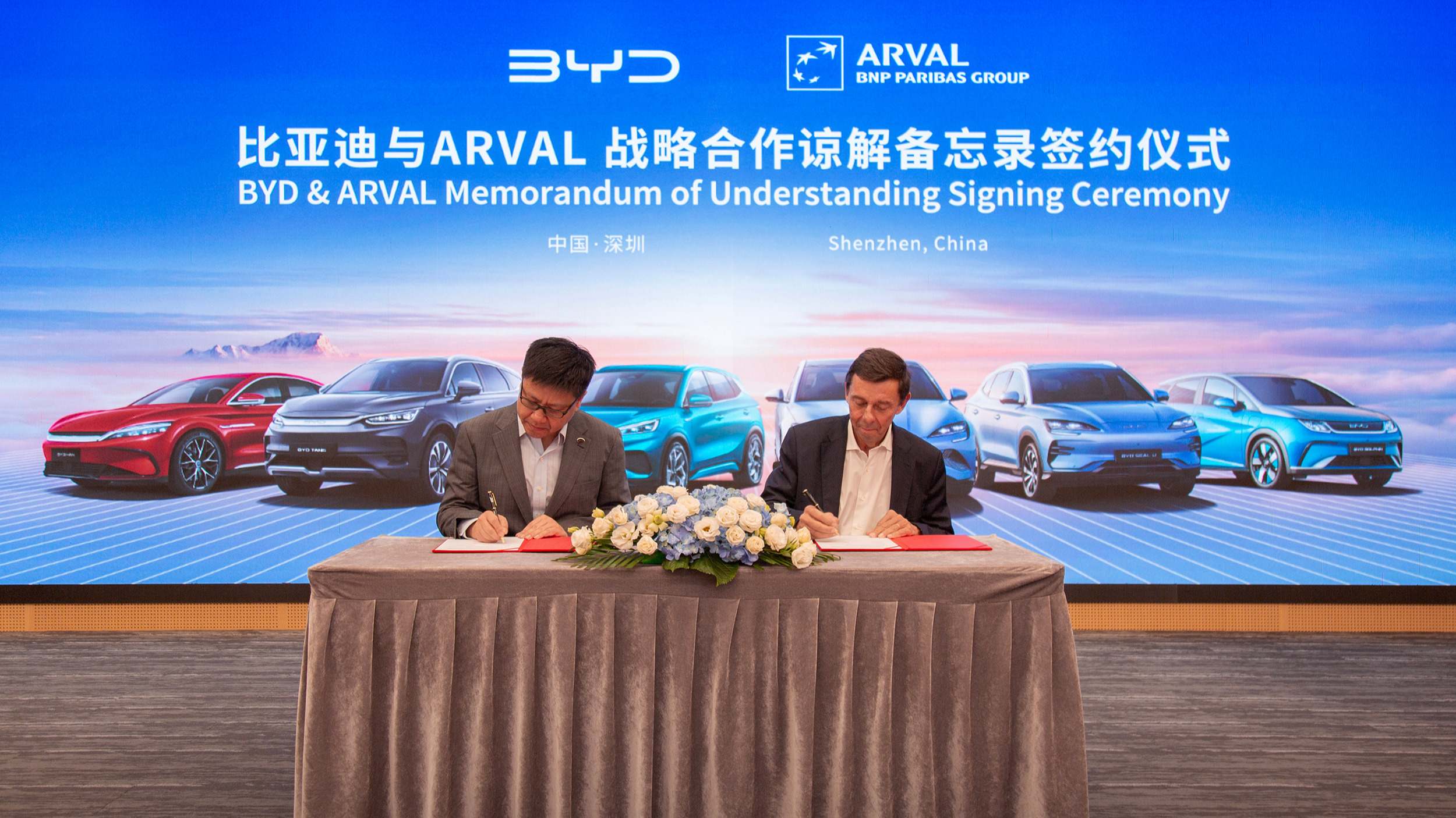 Firma del acuerdo entre Arval y BYD