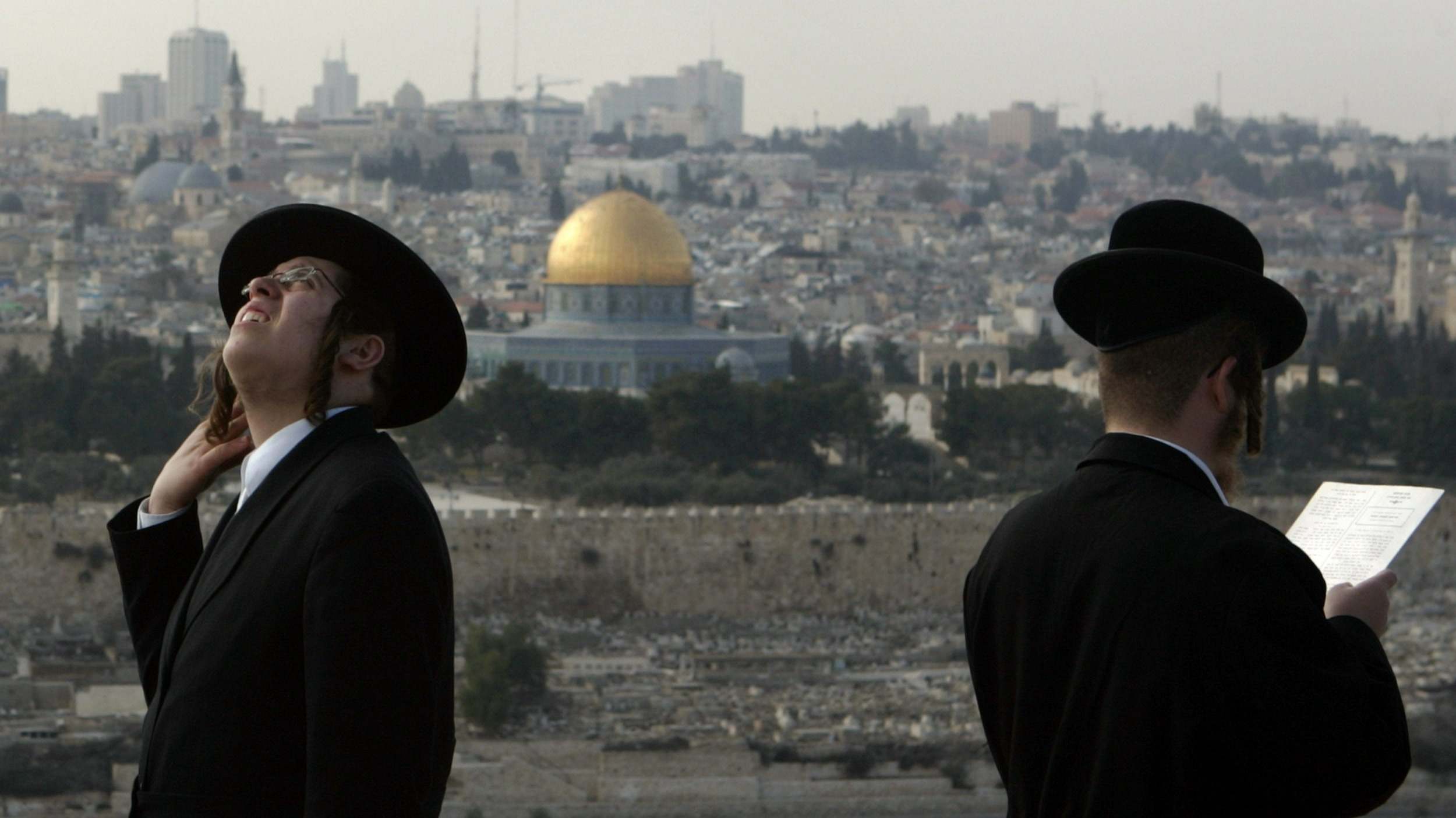 Judíos ultraortodoxos frente a la cúpula de la Roca en Jerusalén