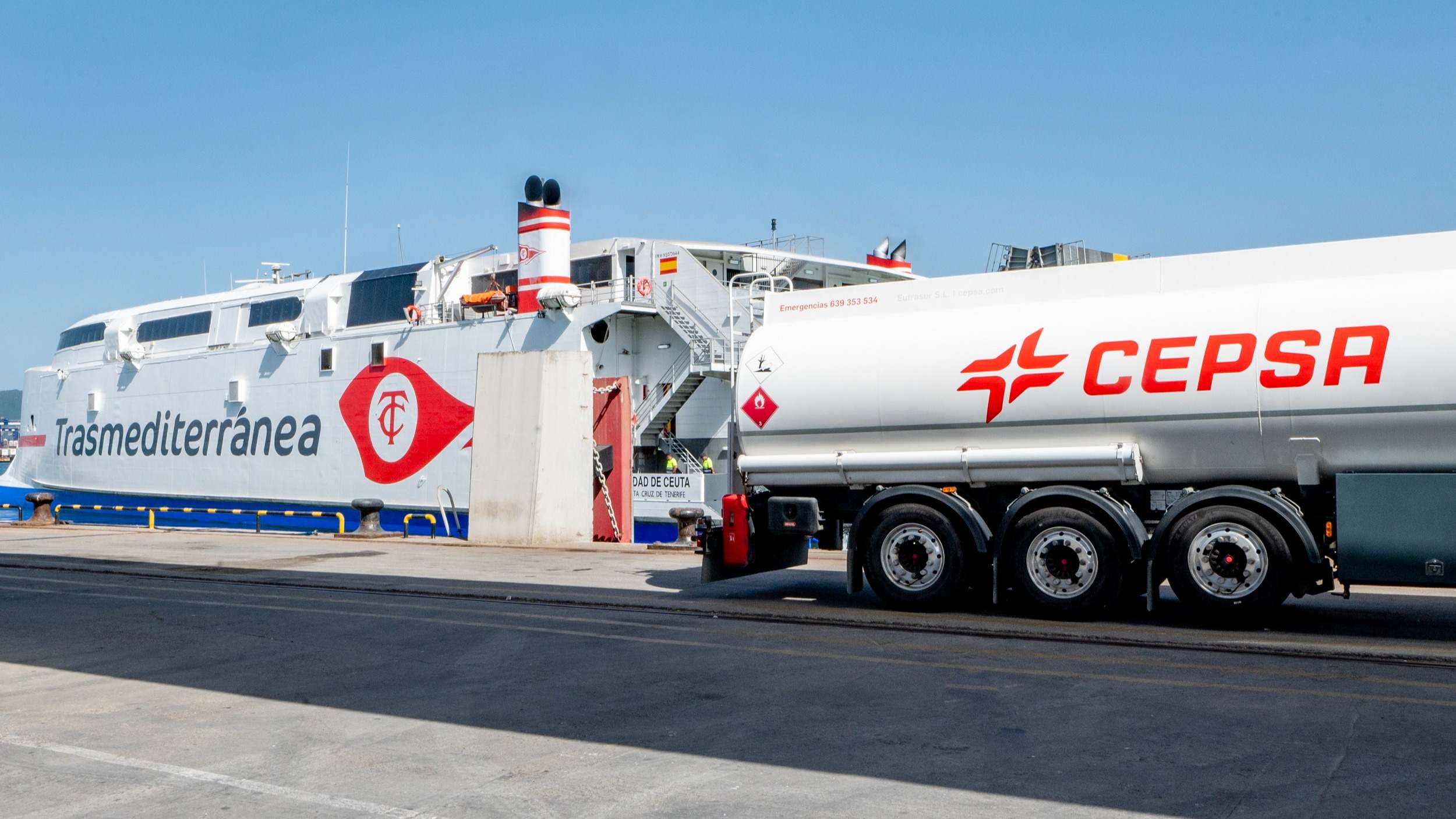 Camión suministra biocombustible a barco