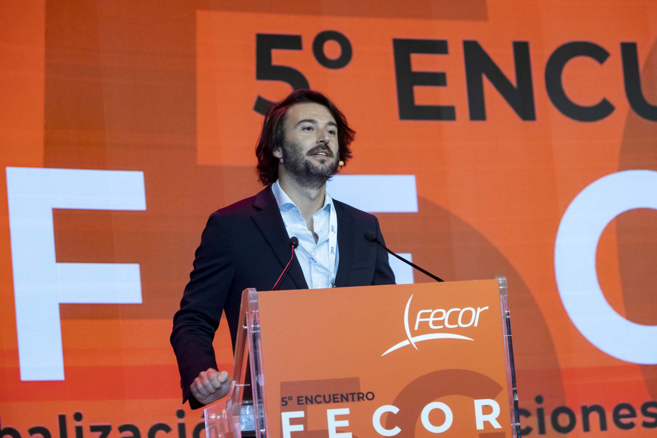 Alberto Ocarranza, presidente de Fecor en un atril durante el 5º Encuentro FECOR.