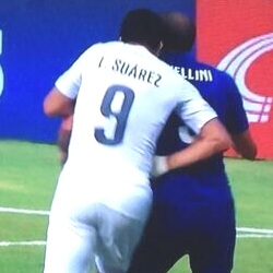 suarez-muerde-250.jpg