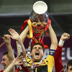 Casillas-levanta-eurocopa-2012.jpg