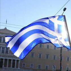 grecia-bandera-cielo.jpg
