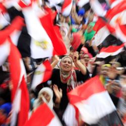 Egipto-mujer-banderas.jpg