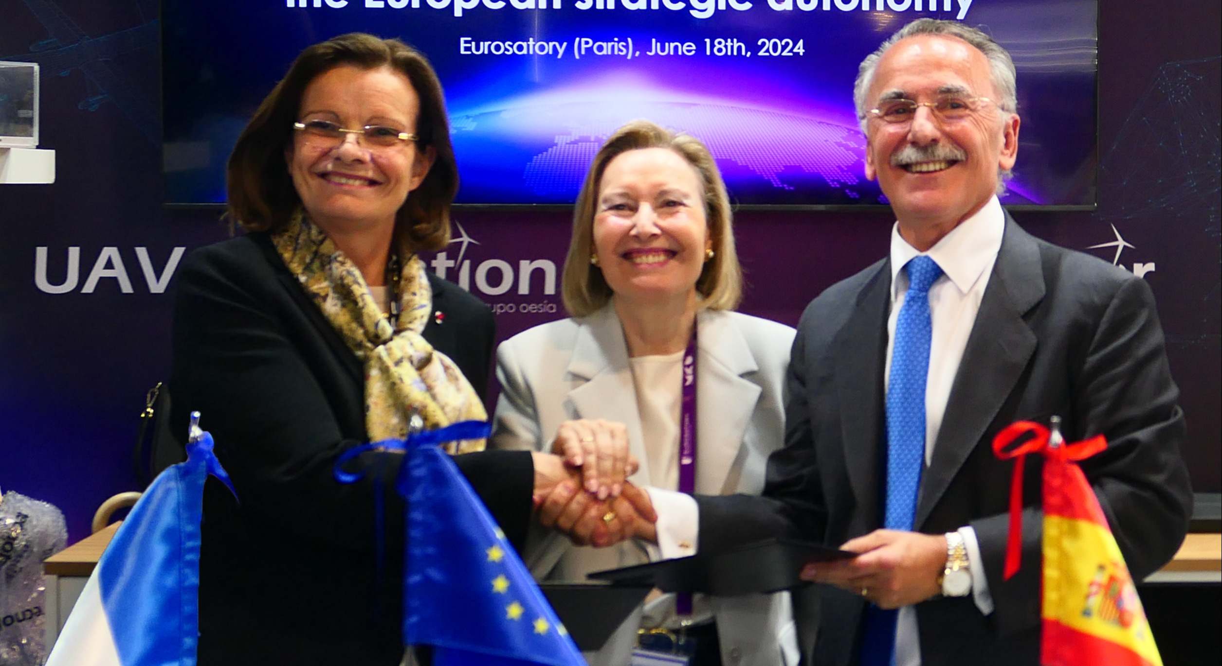 De izquierda a derecha Pascale Sourisse (Thales), Ámparo Valcarce (Sedef) y Luis Furnells (Grupo Oesía)