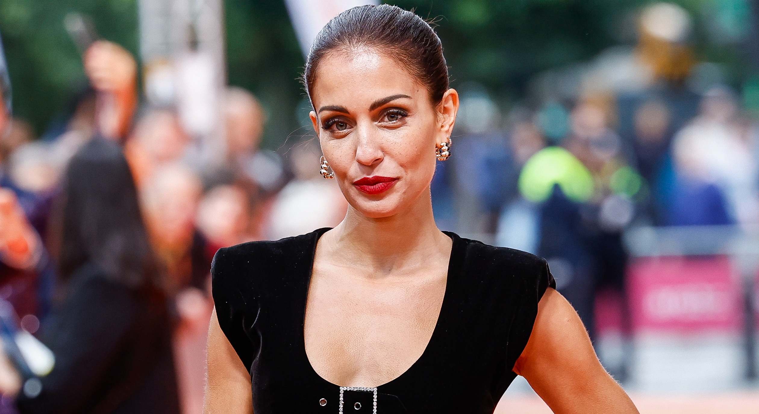 Hiba Abouk con un vestido negro en el photocall de MasterChef