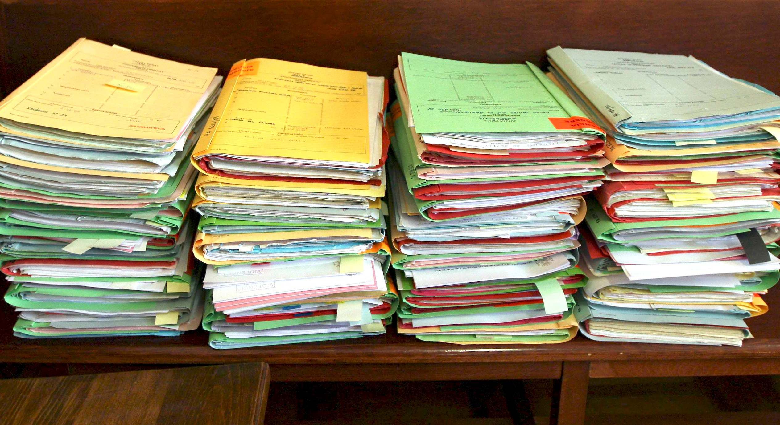Vista de varios expedientes judiciales apilados