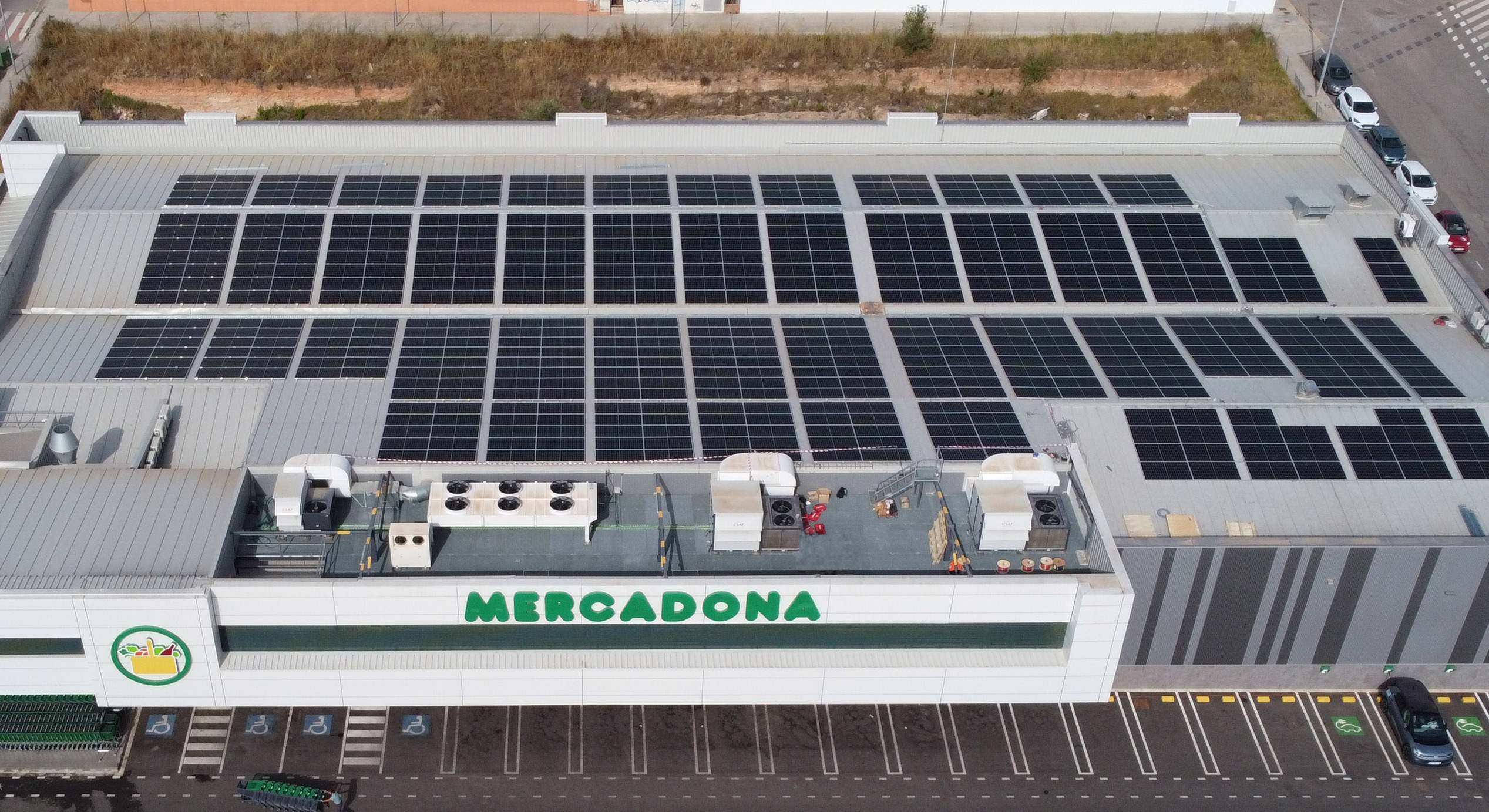 Paneles solares en una tienda de Mercadona.