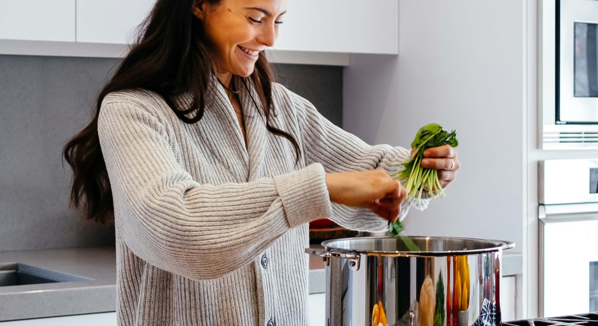 Una persona cocina en su hogar