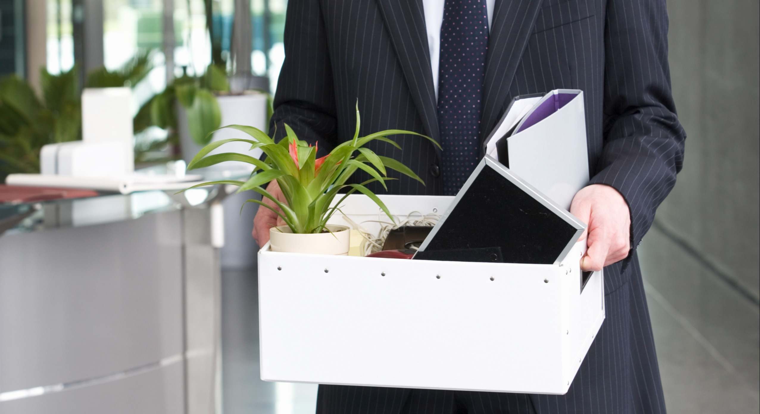 Una persona con sus enseres de trabajo tras ser despedida