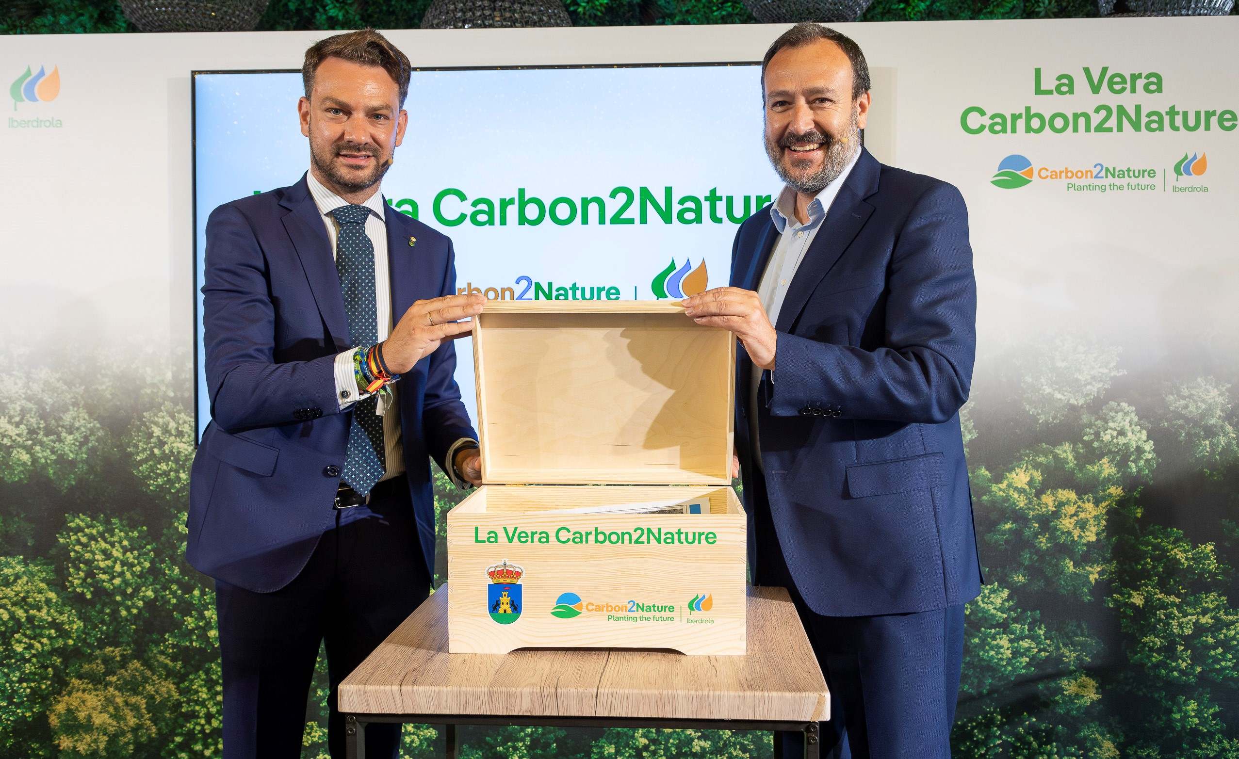 (De izquierda a derecha) Luis Miguel Núñez, alcalde de Jaraíz de la Vera, Agustín Delgado, director global de Innovación y Sostenibilidad de Iberdrola.