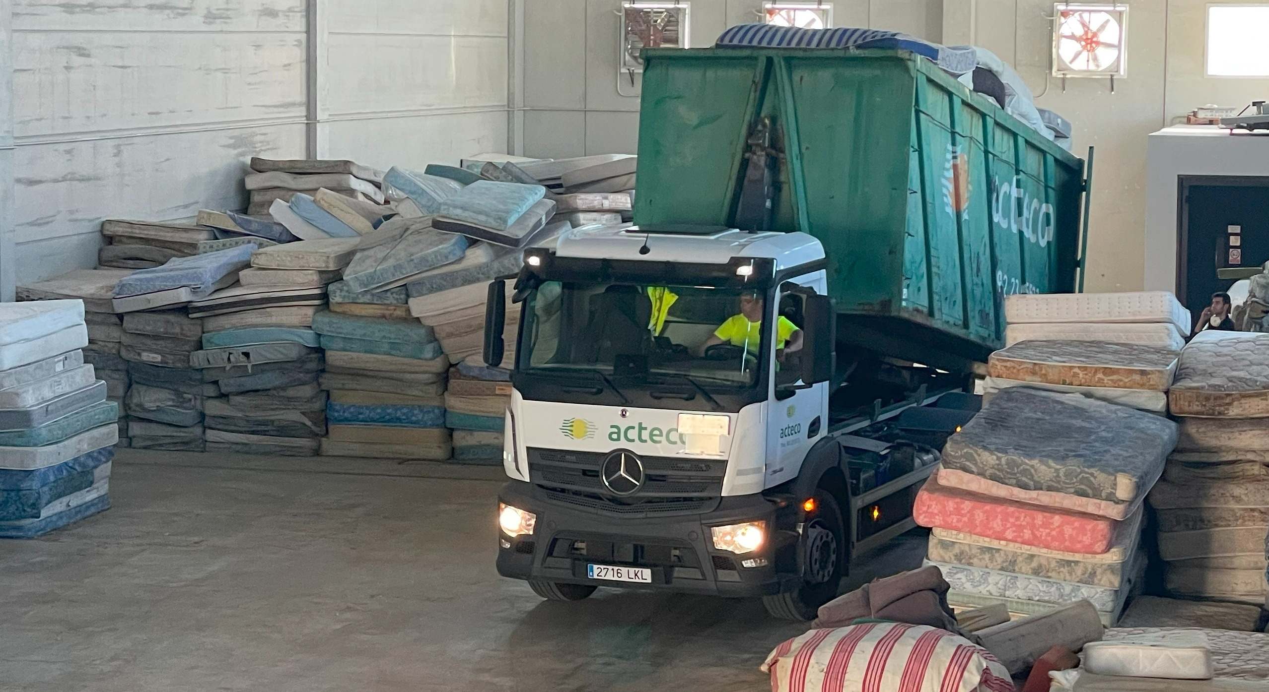 Un camión de Acteco con colchones en la planta de Ecoaqua.