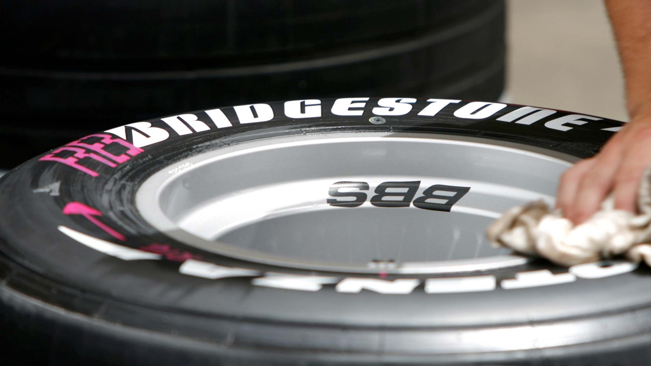 Neumático Bridgestone.