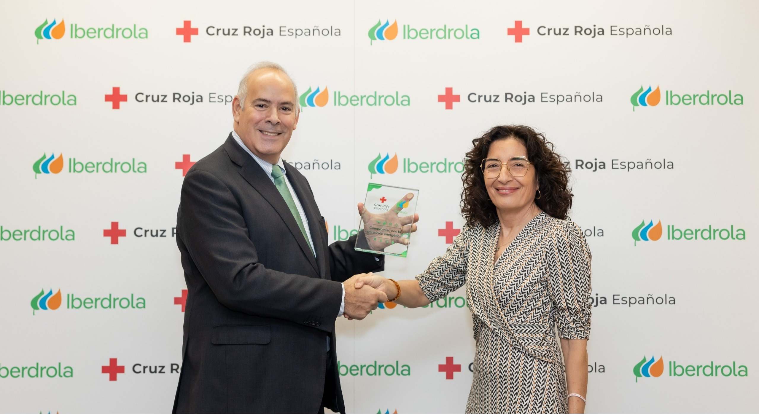 Mario Ruiz-Tagle, CEO de Iberdrola España y María del Mar Pageo, presidenta de Cruz Roja Española. IBERDROLA