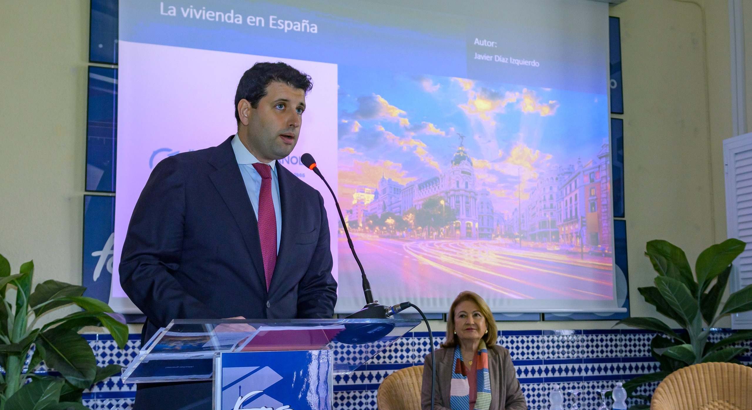 Javier Díaz Izquierdo en la presentación del informe.