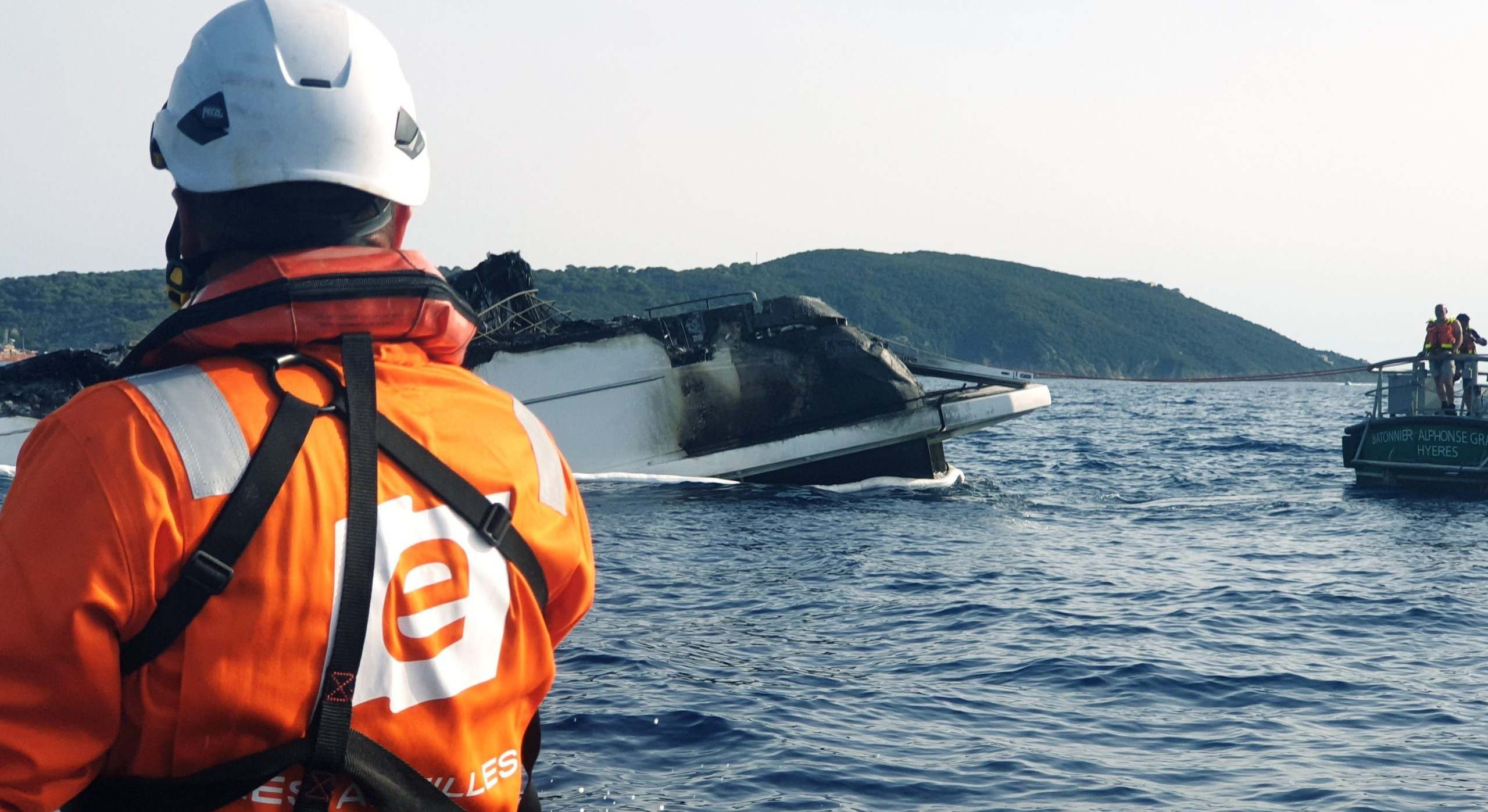 Una operación de rescate de uno de los barcos de Les Abeilles.