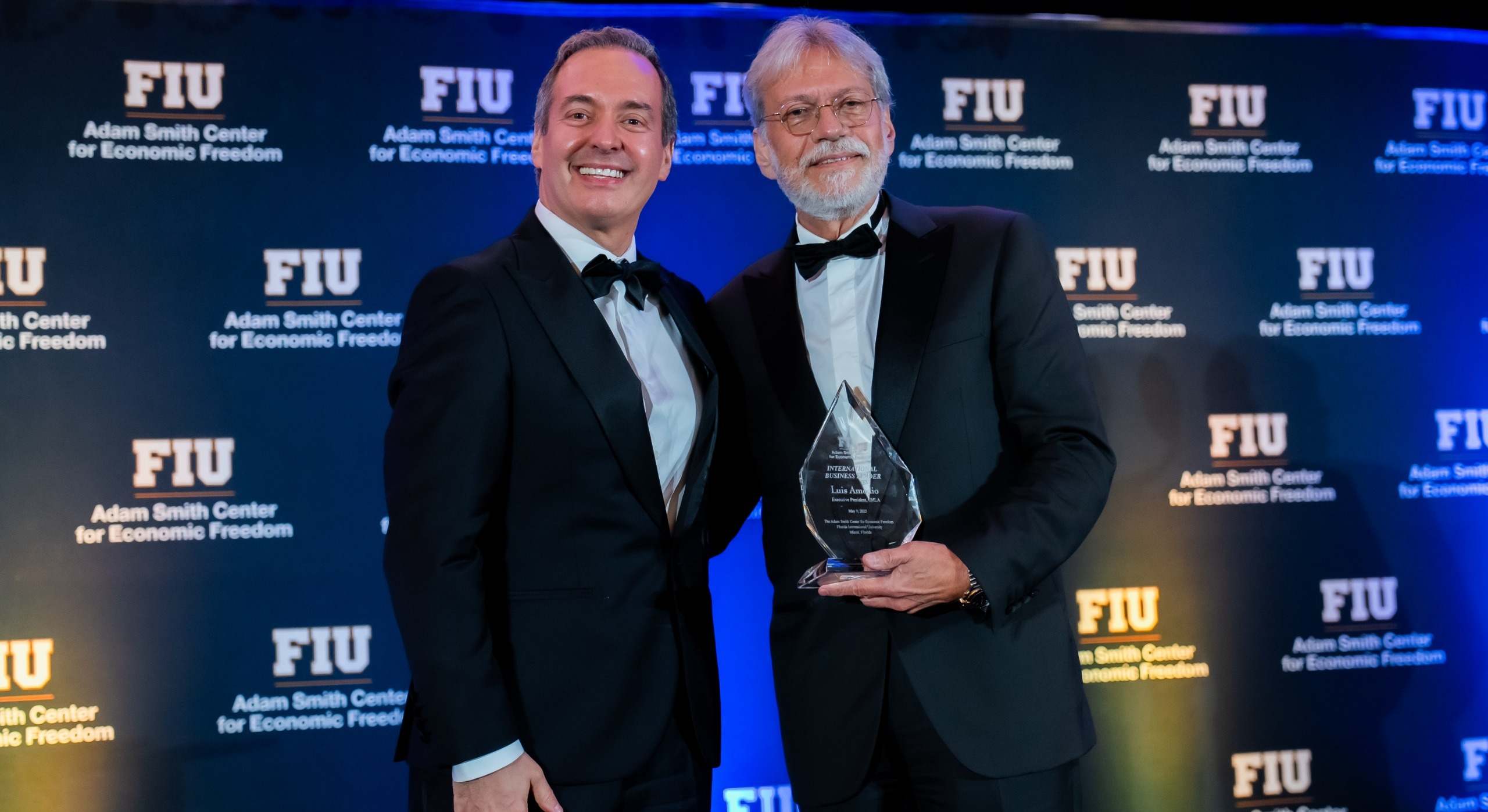 Luis Amodio, presidente y accionista de referencia del Grupo OHLA, recoge el premio acompañado por el también galardonado presidente de Costa Rica, Rodrigo Chaves..jpeg