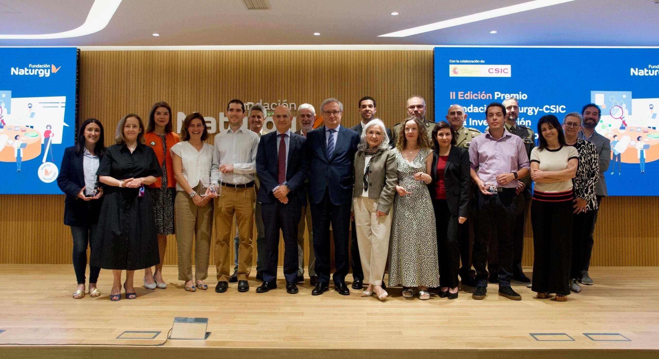 Foto familia de los premios de Fundación Naturgy y el CSIC