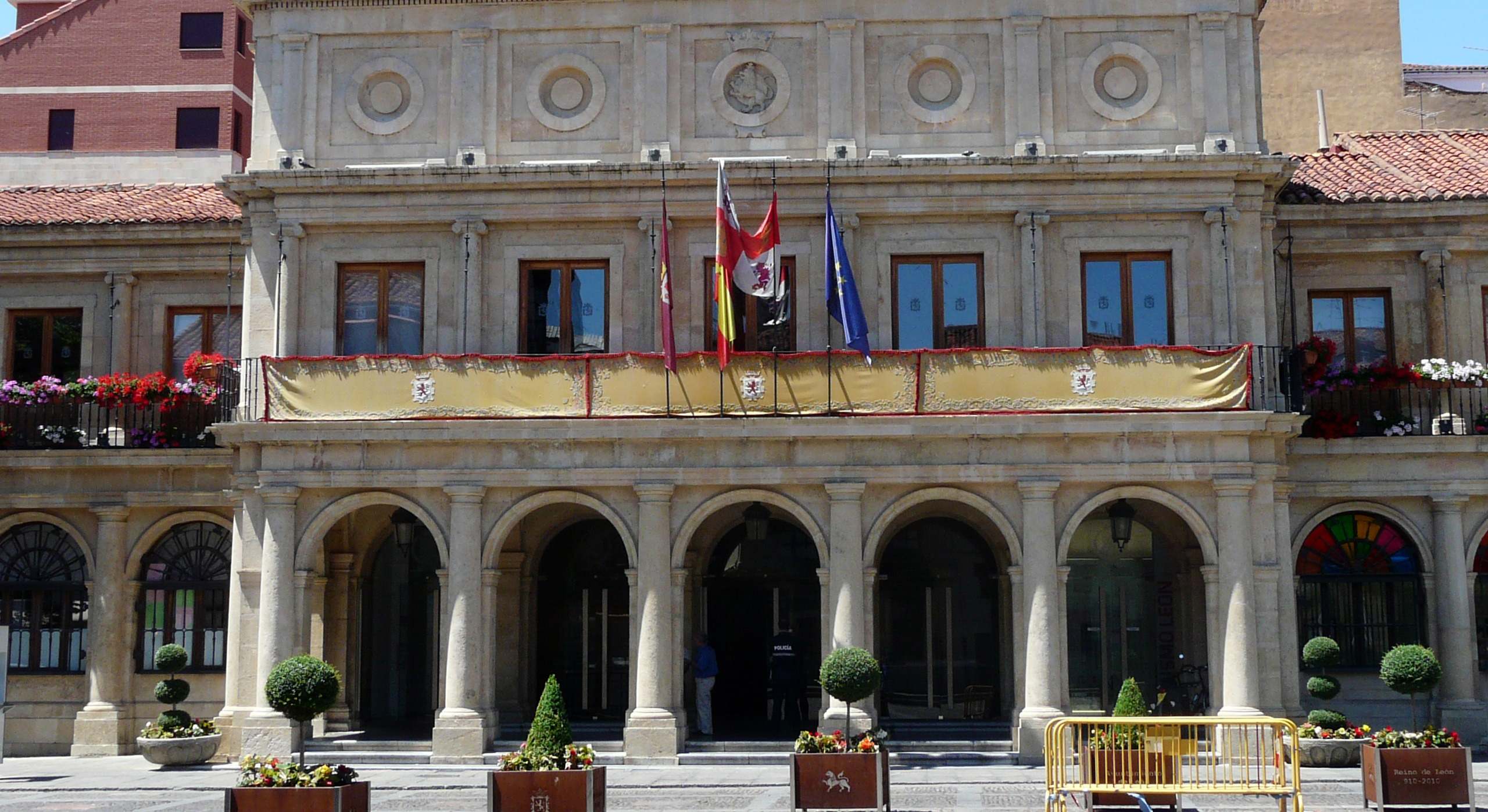 Fachada del Ayuntamiento de León.