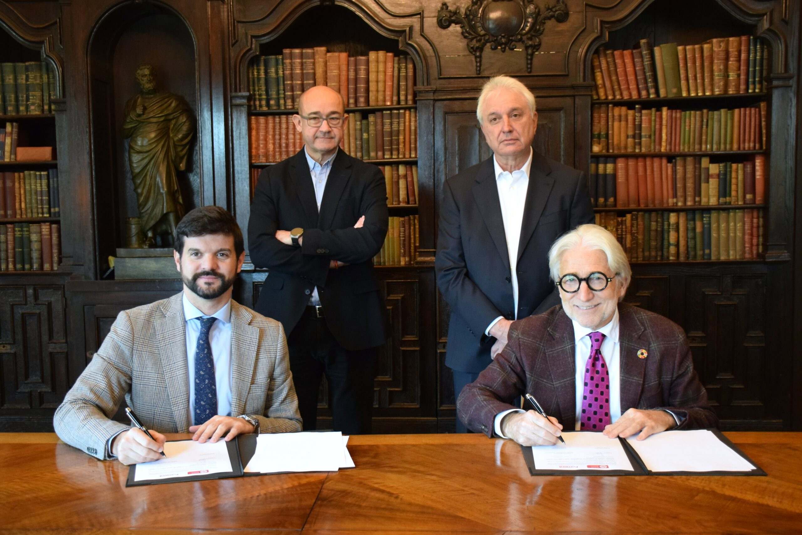 Sentados: Gerard Esteva (i.), presidente de la UFEC y miembro del consejo de administración de Euncet, y Josep Sánchez Llibre (d.), presidente de Foment del Treball. De pie: Laureà Folch (i.), director ejecutivo de Foment, y Rafael Niubó (d.), consejero d