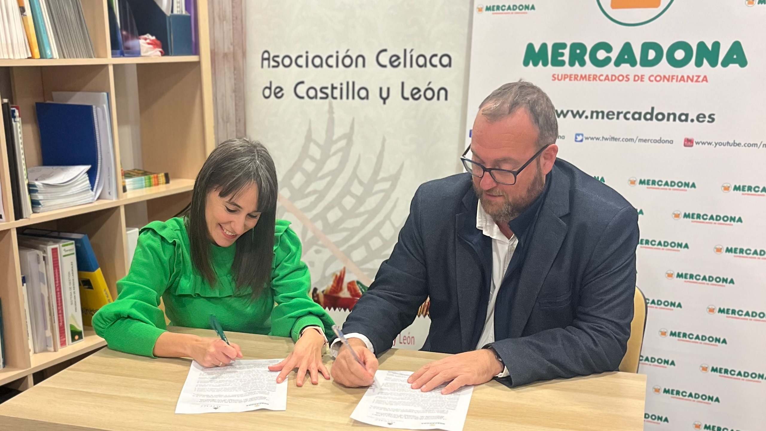 Patricia García, presidenta de Acecale y Julio Casado, director RRII CyL de Mercadona, firman el acuerdo.