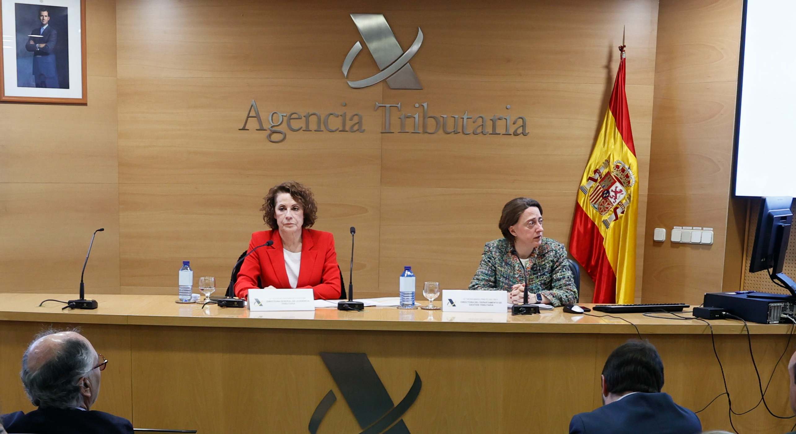 La directora de la AEAT, Soledad Fernández (i), y la directora de Gestión Tributaria, Rosa Prieto (d).
