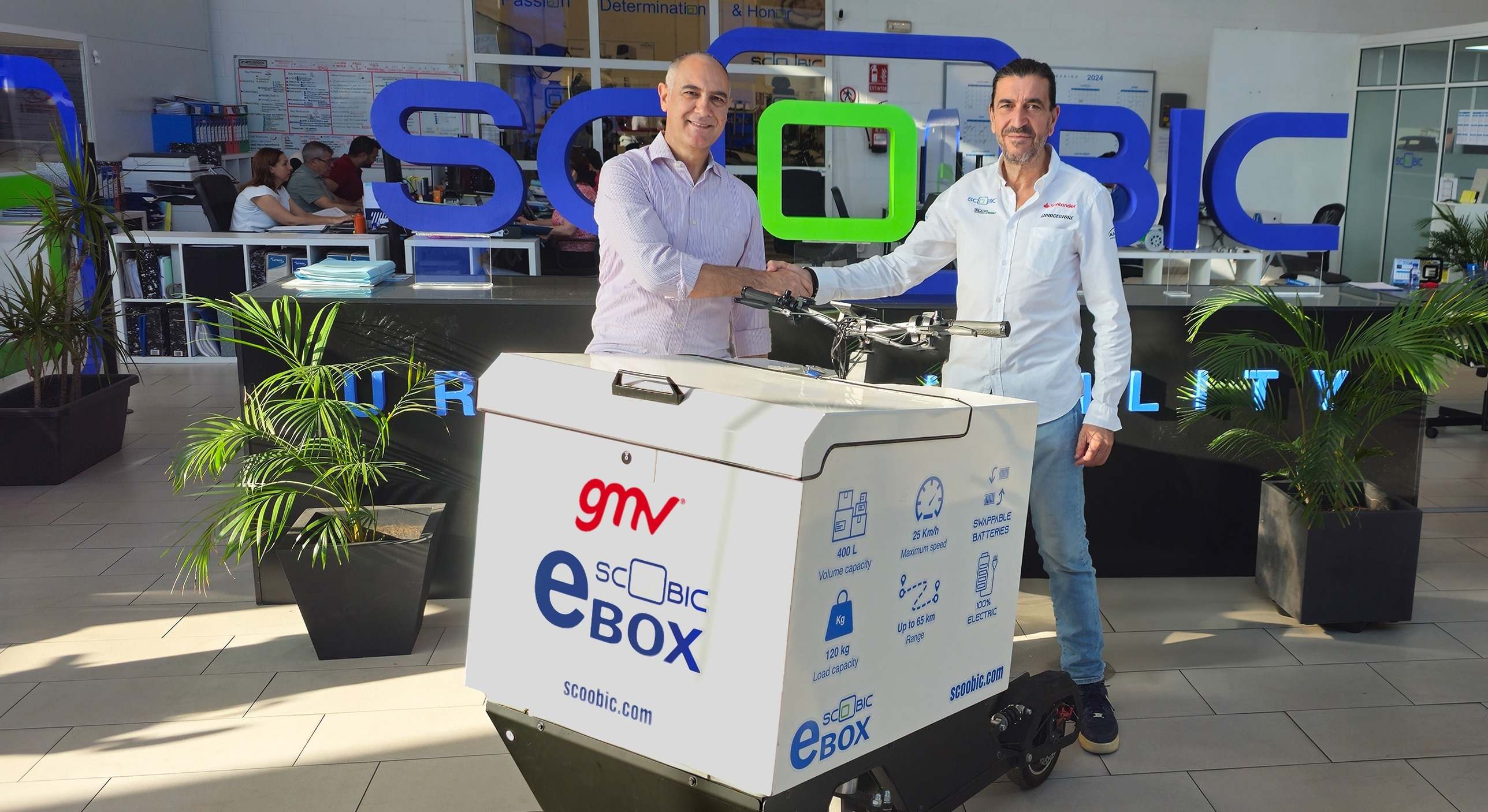 Miguel Hormigo, director Sector Industria de GMV, y José María Gómez, CEO de Scoobic.