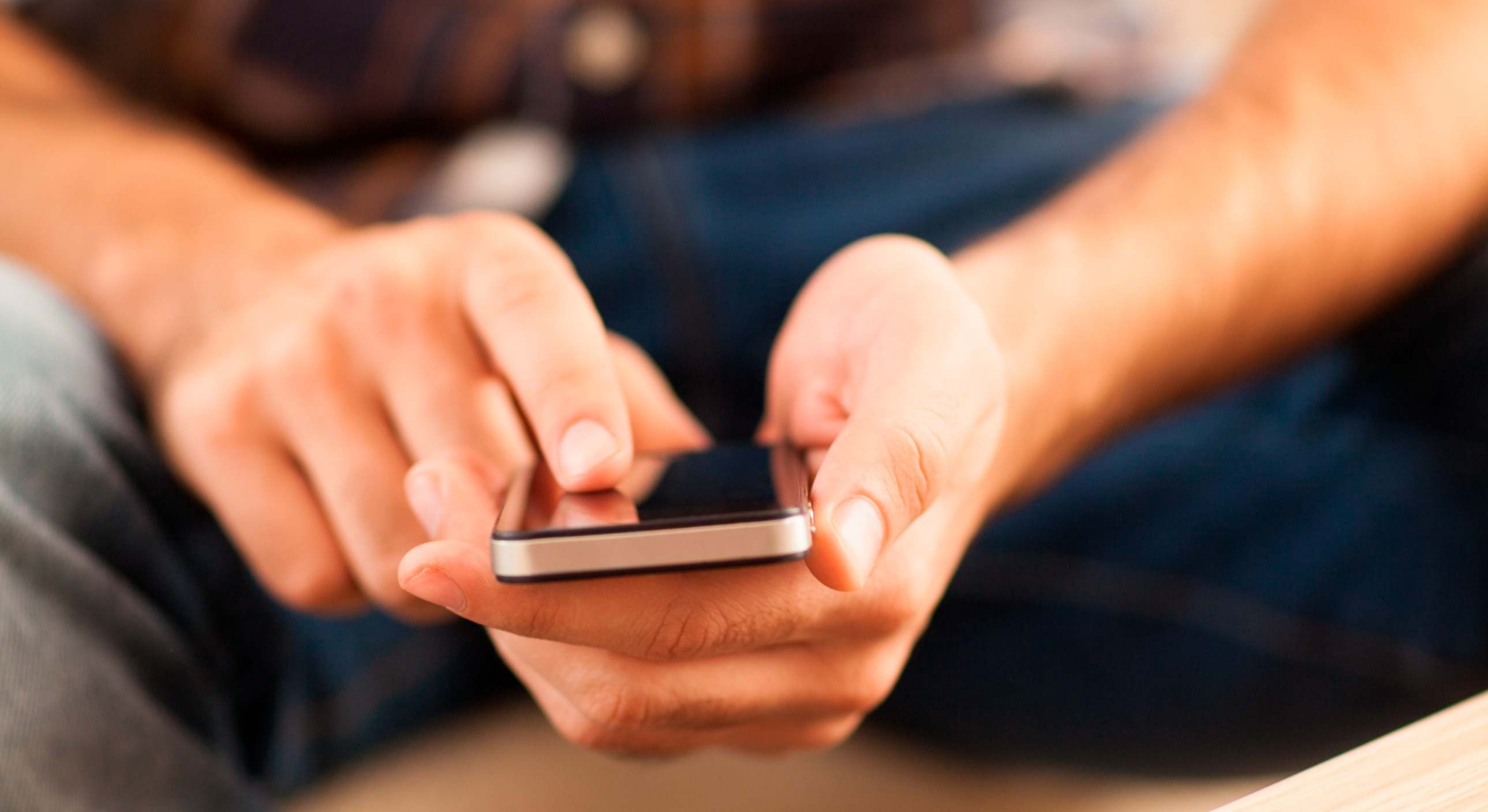 Una persona con su teléfono móvil