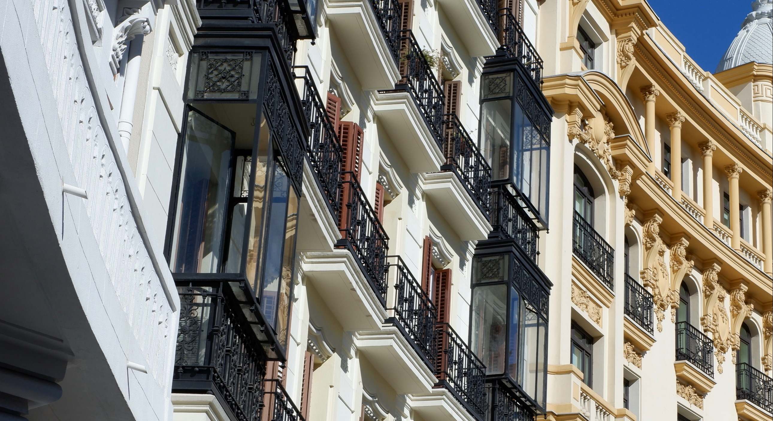 Fachada de elegantes balcones de estilo barroco en Chamberí, Madrid. / Foto: Dreamstime