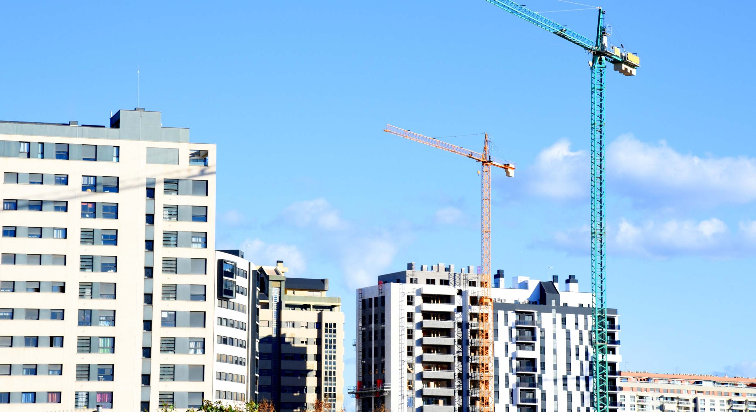 Grúa torre en la construcción de un edificio residencial
