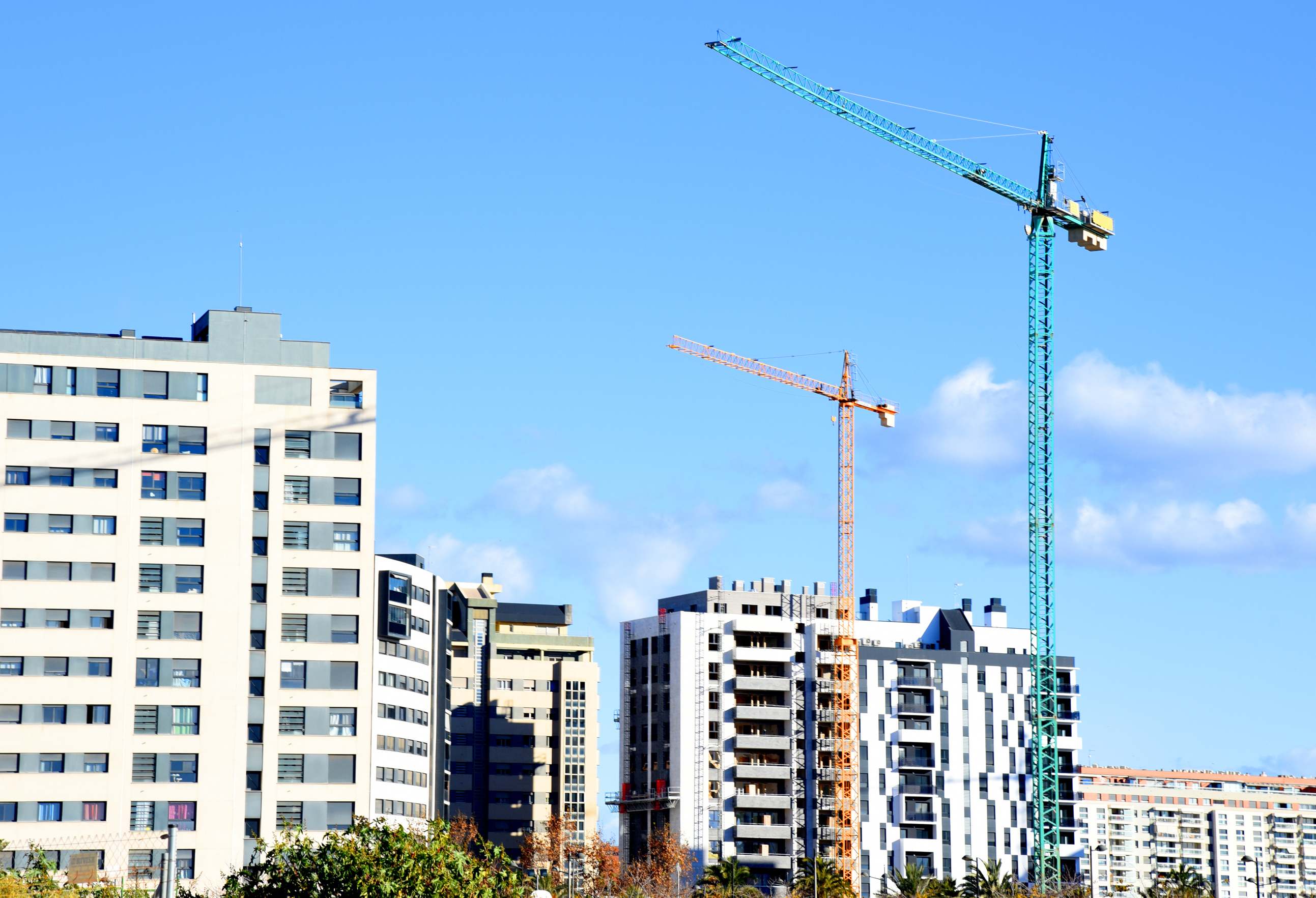 Grúa torre en la construcción de un edificio residencial.