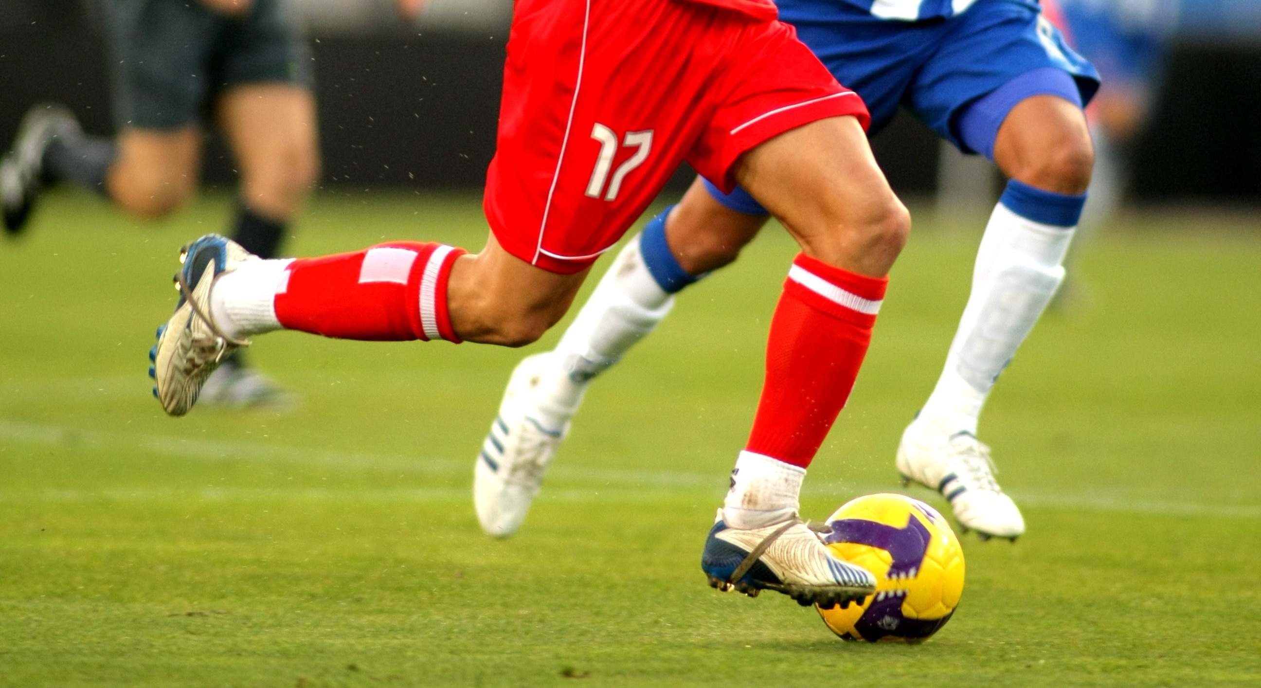 Futbolistas jugando
