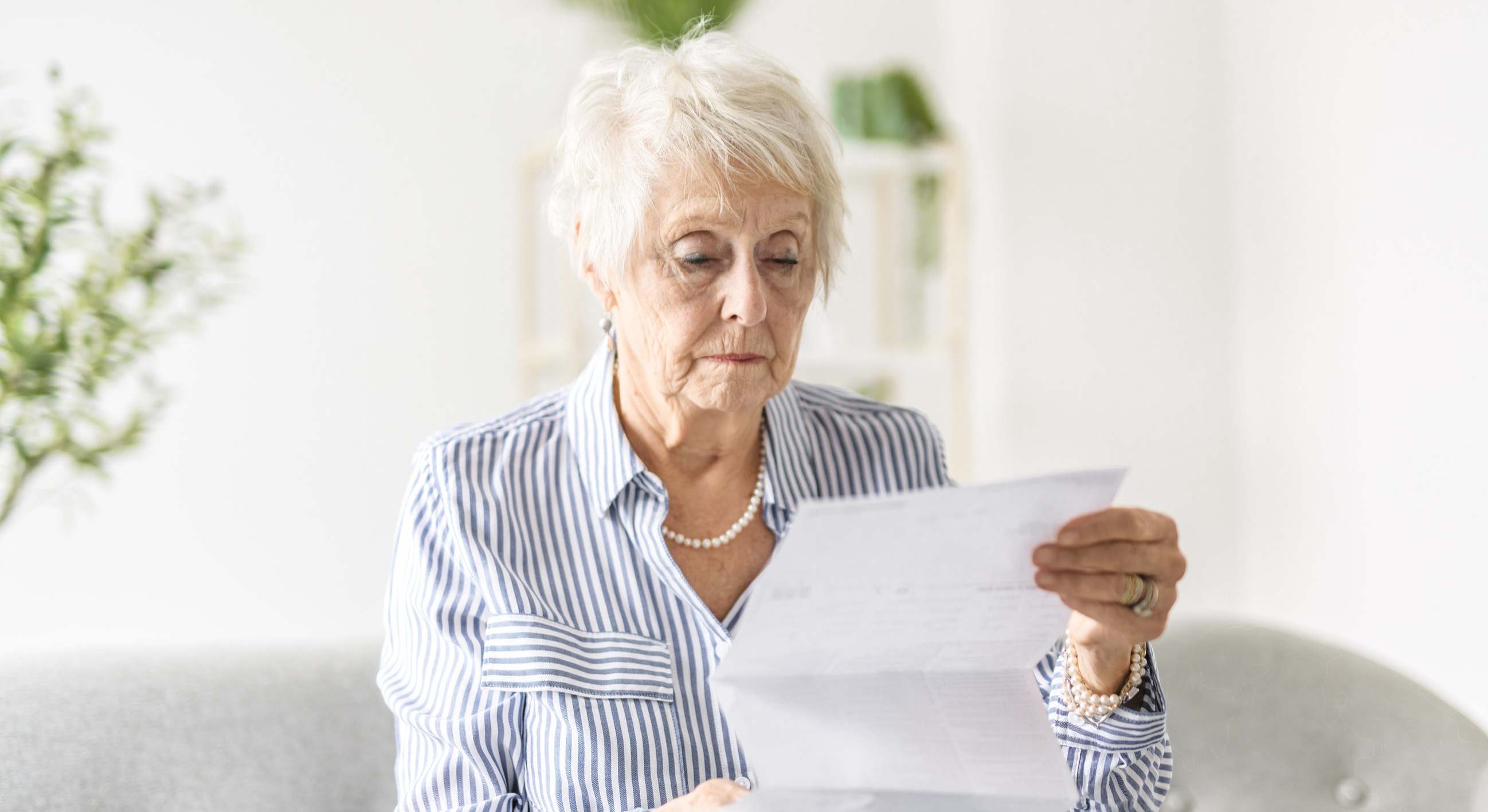 Mujer mayor leyendo un documento
