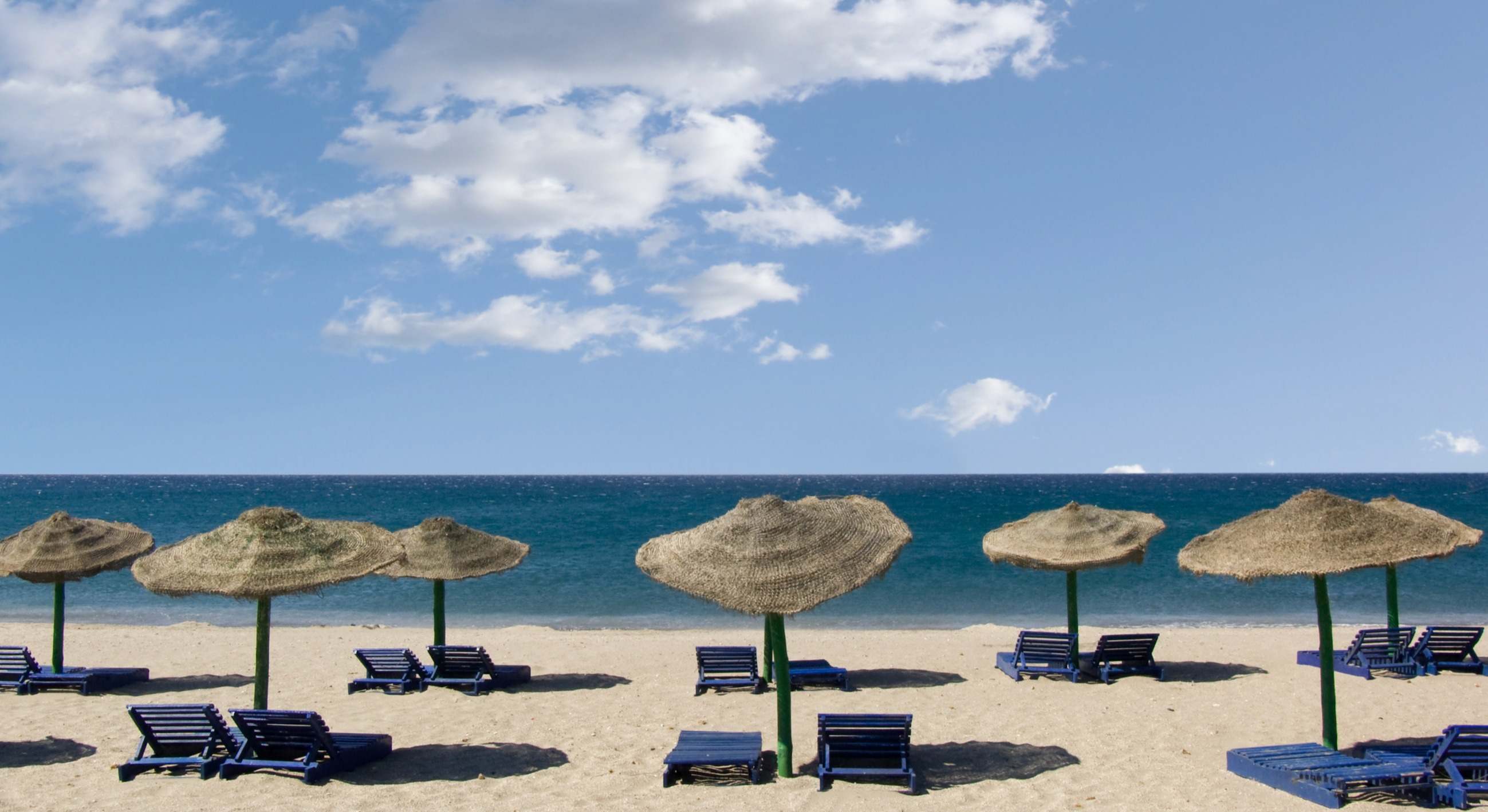 Playa con sombrillas y hamacas