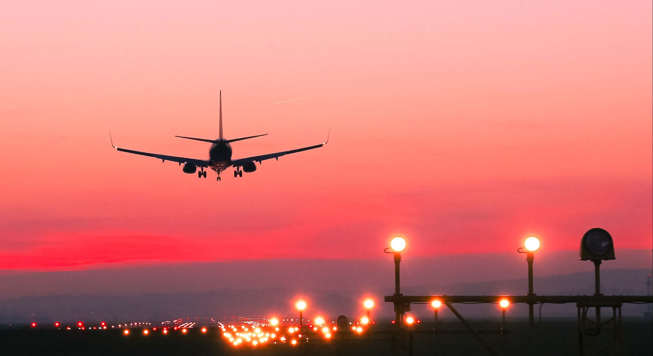 Avión al atardecer