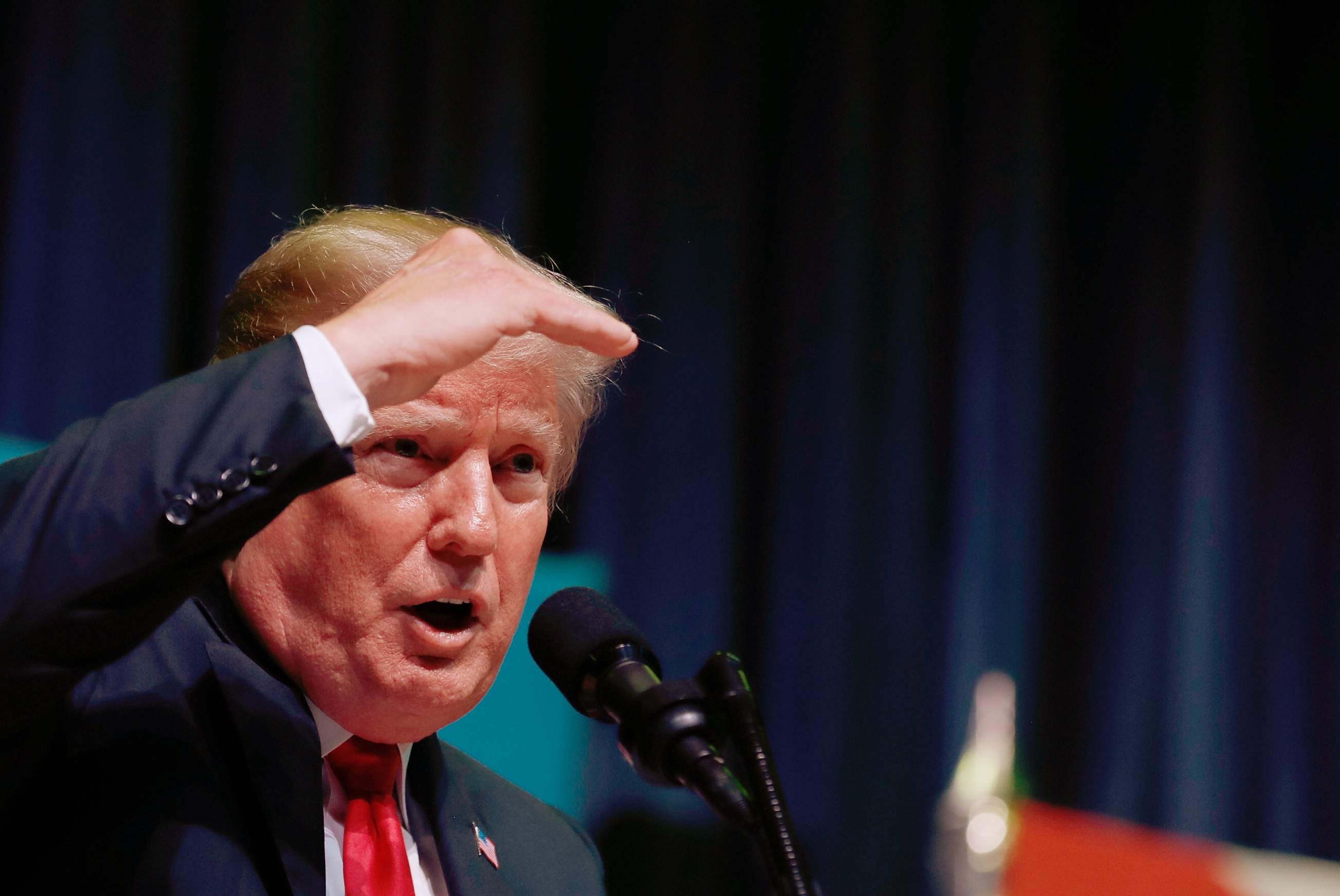 trump-mano-frente.jpg