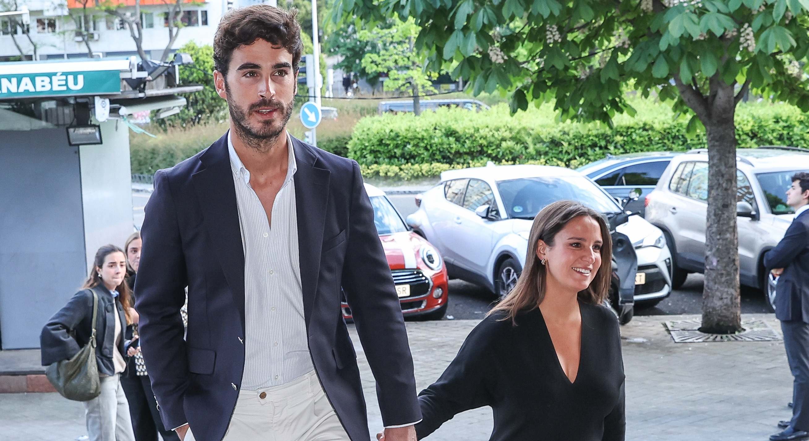 Luis Zamalloa paseando junto a su mujer Marta Pombo
