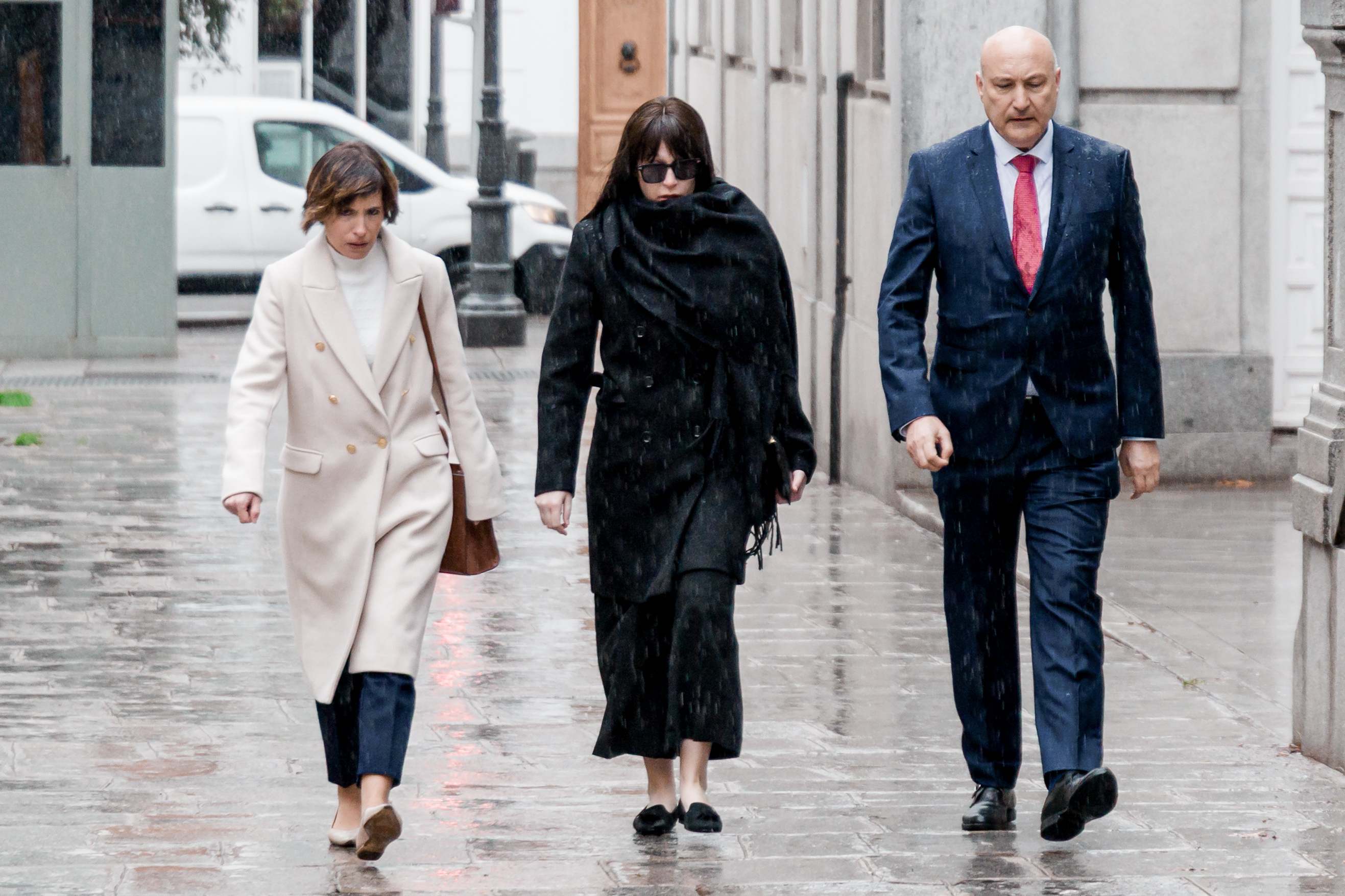 La expareja de Ábalos, en el centro de la imagen, a su llegada al Tribunal Supremo.