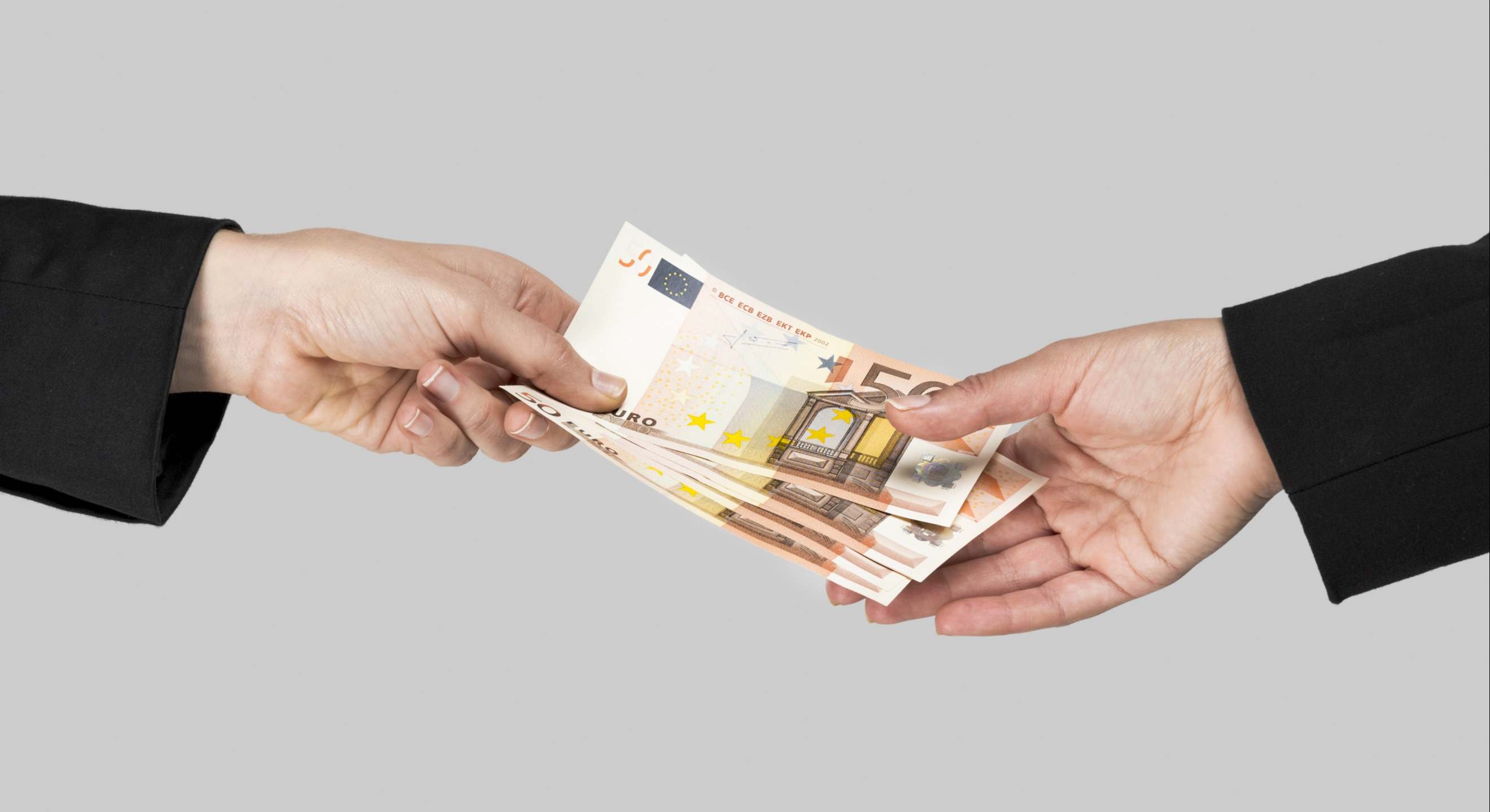 Manos entregándose dinero mutuamente
