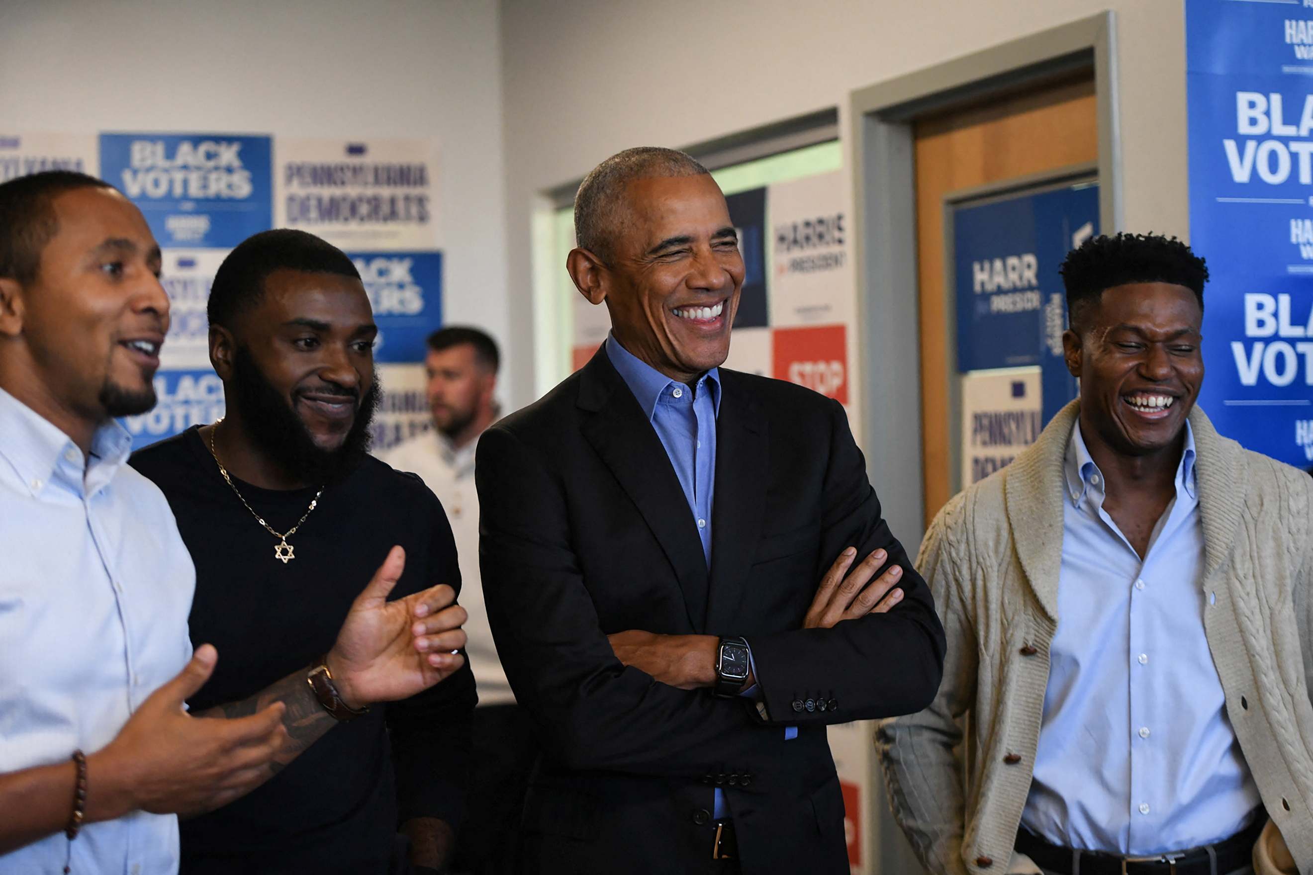 El expresidente Barack Obama se ríe mientras escucha una introducción en una oficina de campaña en East Liberty, antes de un mitin en apoyo de la vicepresidenta Kamala Harris.