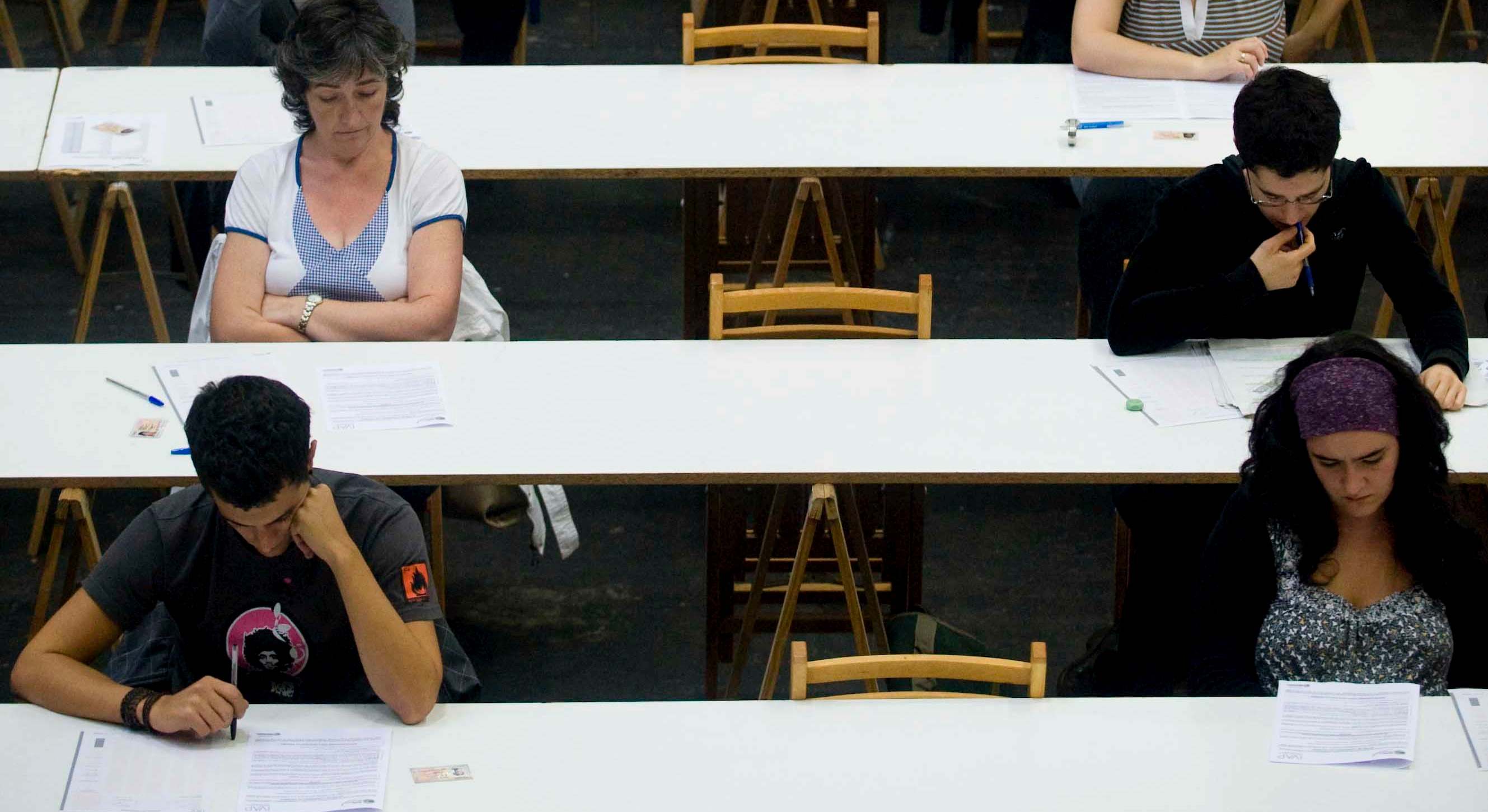 Varias personas en un examen