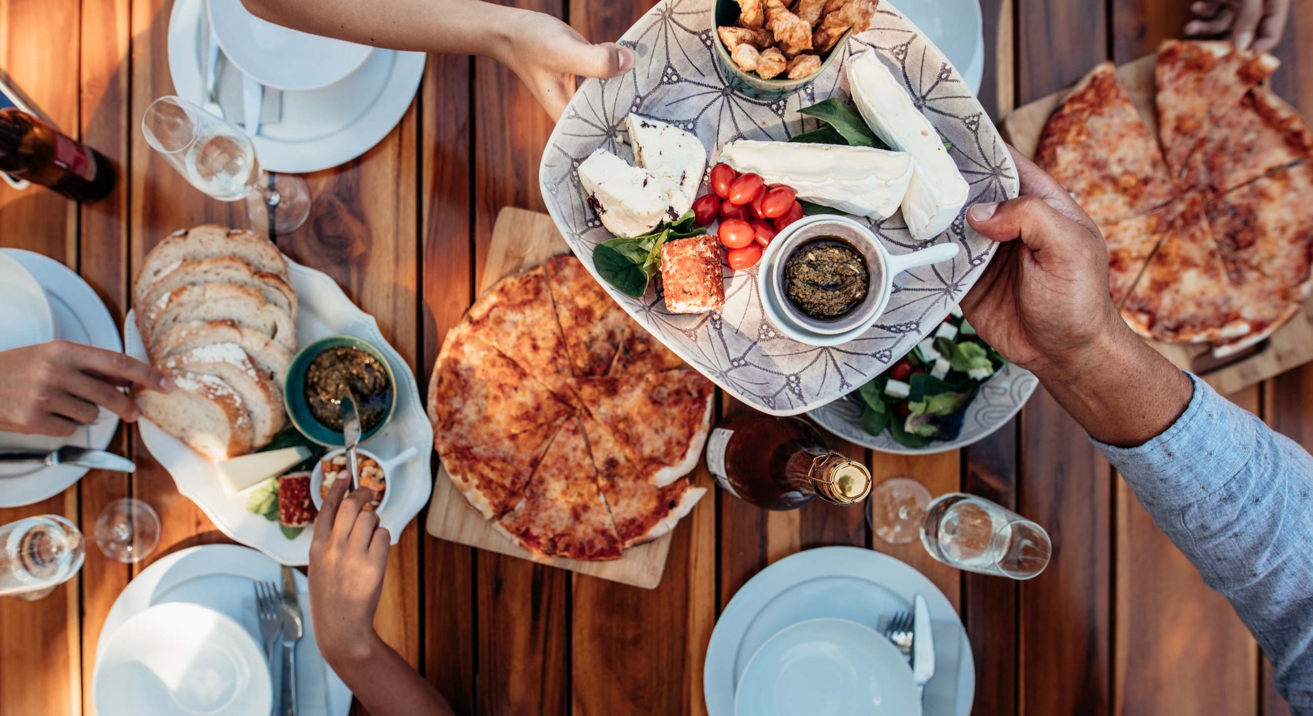 Personas compartiendo la comida