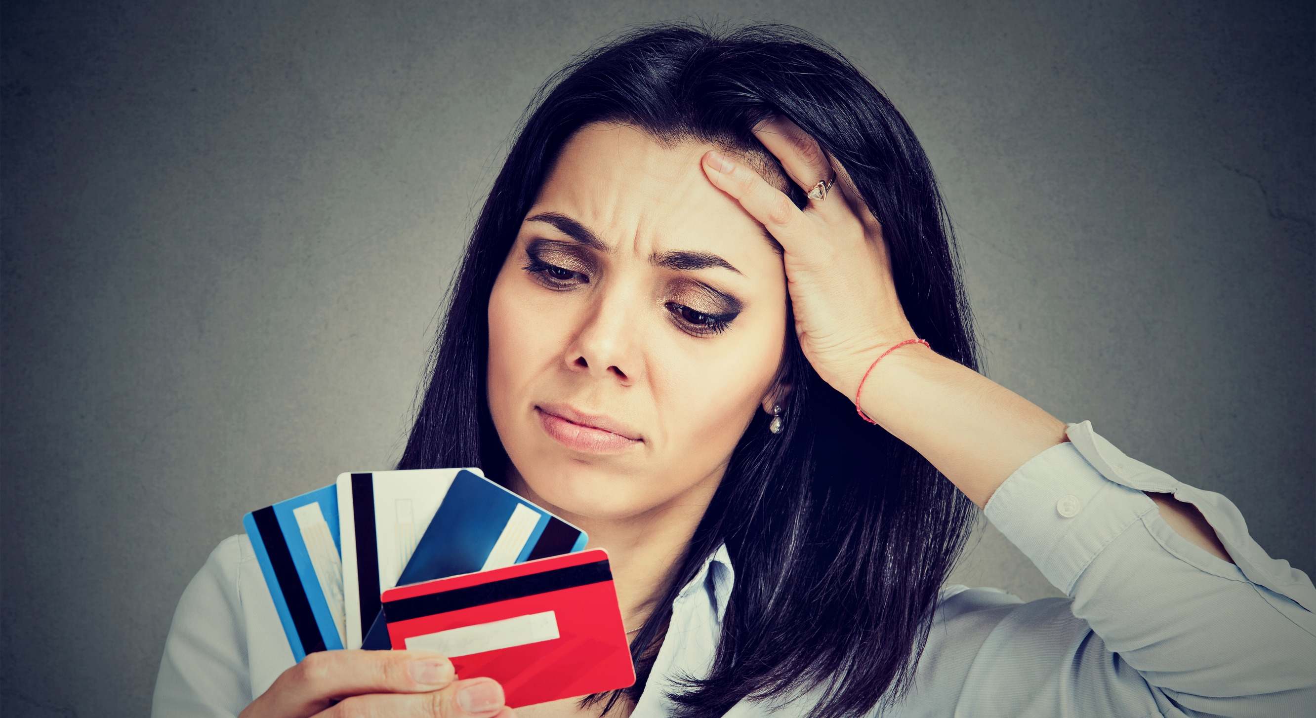 Imagen de recurso de una mujer con varias tarjetas de crédito. 