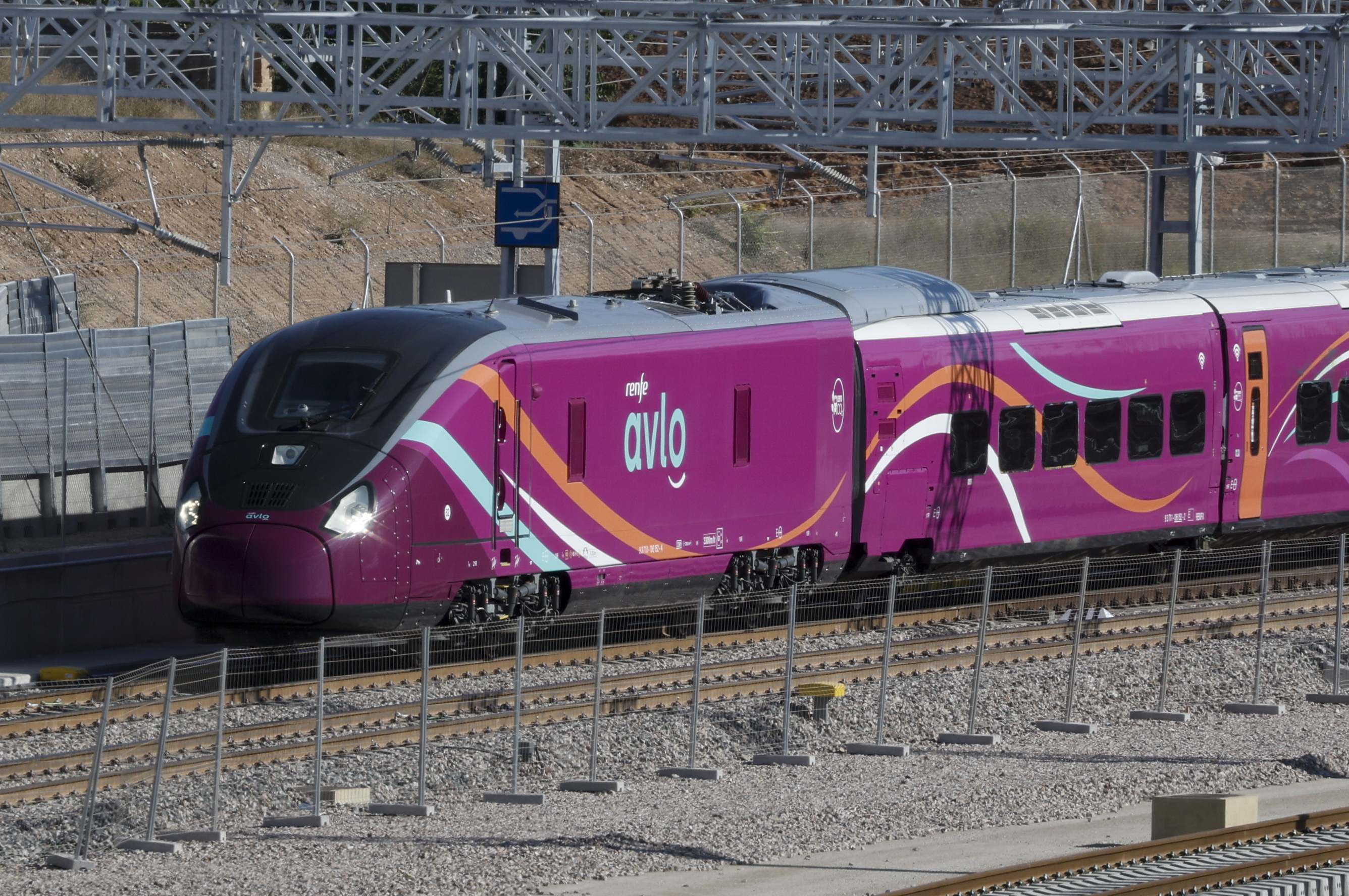 Tren de la serie 106 de Renfe. Foto: Biel Aliño / EFE