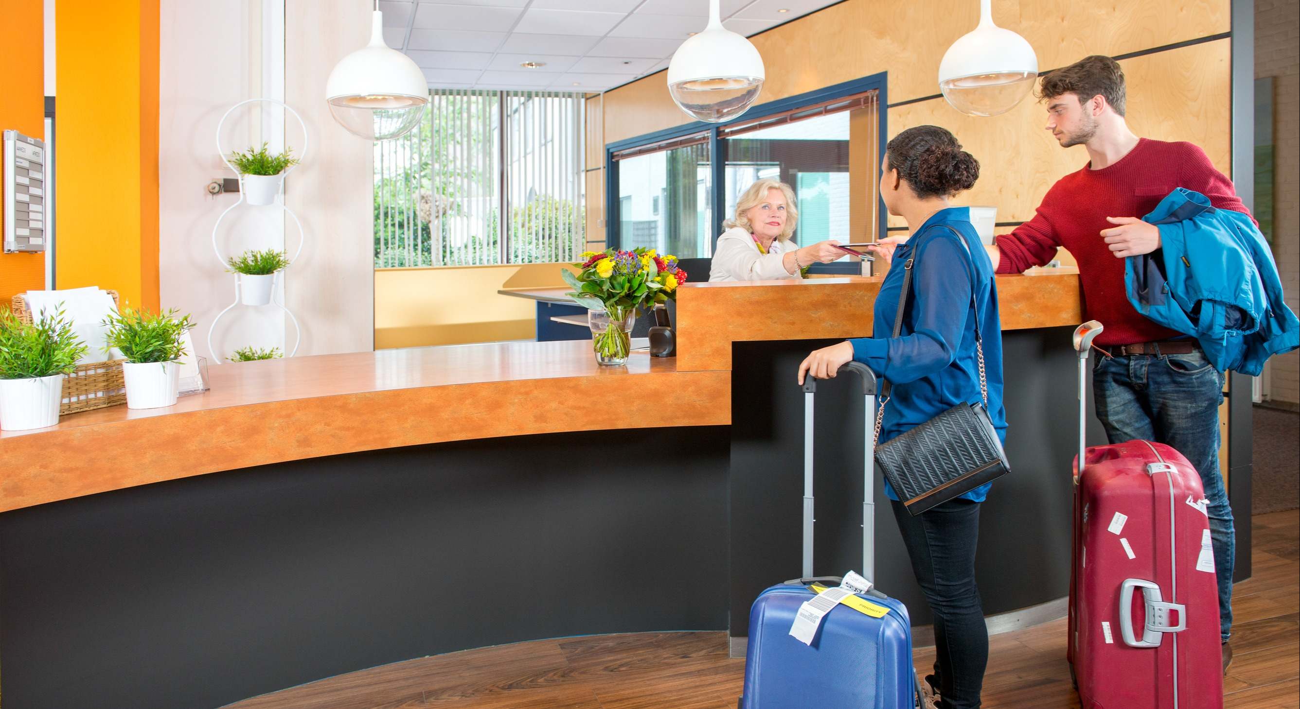 Turistas accediendo a un hotel español. / Foto: Dreamstime